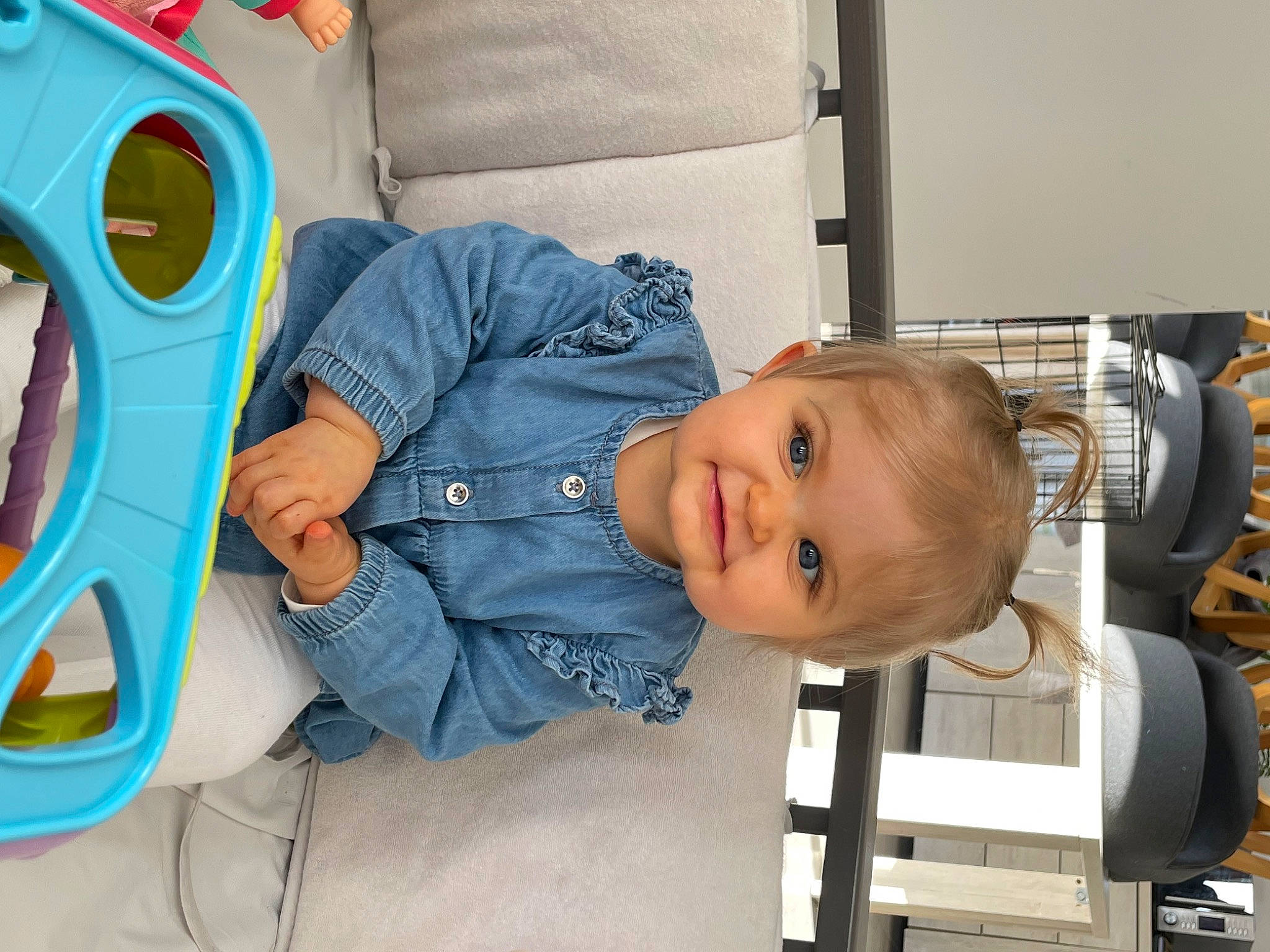 Jade a rejoint le concours — aidez-le/la à gagner de superbes lots ! baby, baby_products, baby_toddler_clothing, child, circle, comfort, electric_blue, facial_expression, fun, hairstyle, joy, laundry_room, laundry_supply, mouth, person, room, sitting, smile, t_shirt, toddler