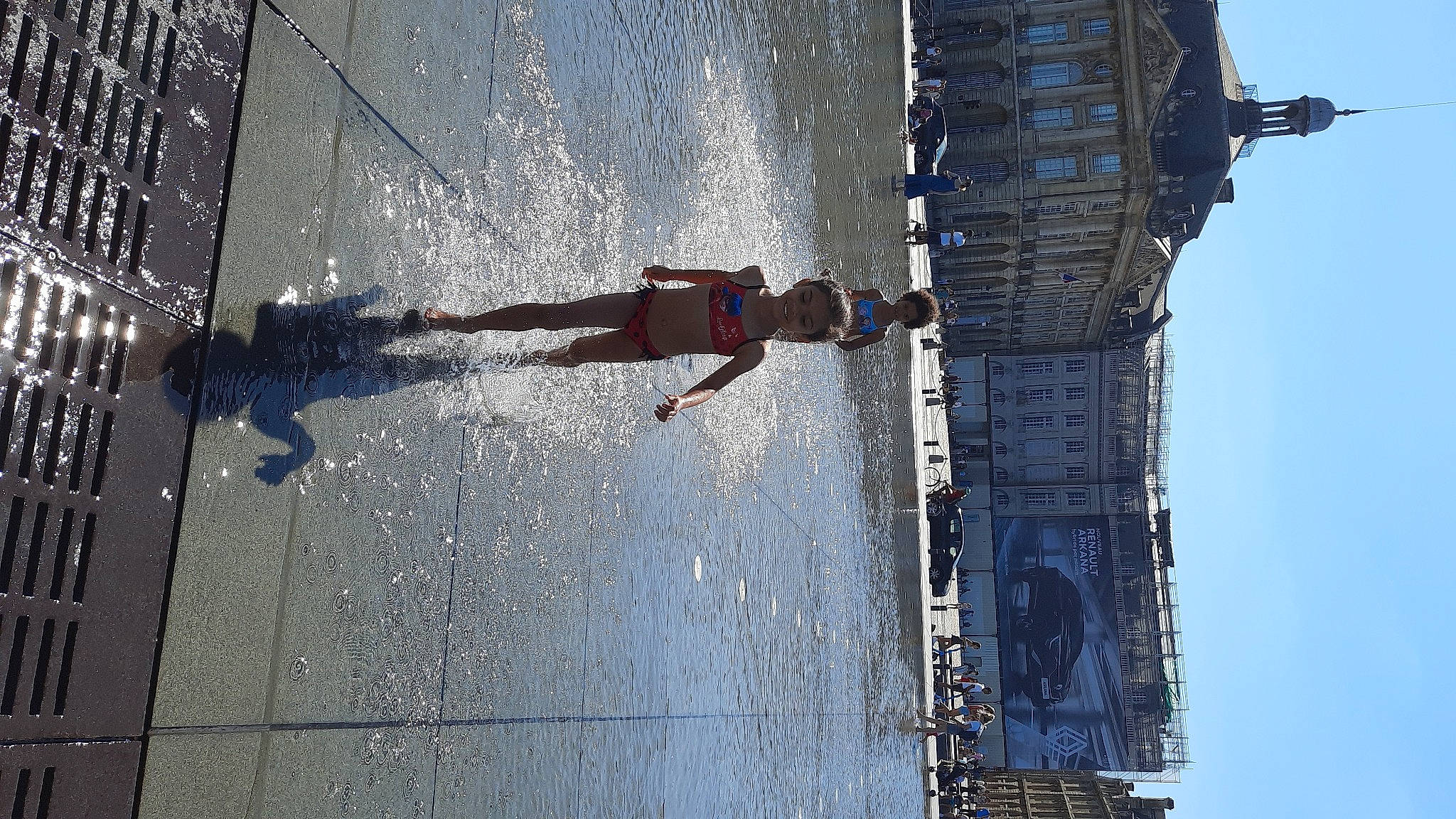 Charleen participe au concours pour gagner de l'argent avec cette photo : architecture, azure, boat, building, city, composite_material, facade, joy, line, person, reflection, shadow, sky, tints_and_shades, under_exposed, urban_area, urban_design, water, watercraft, wind_wave