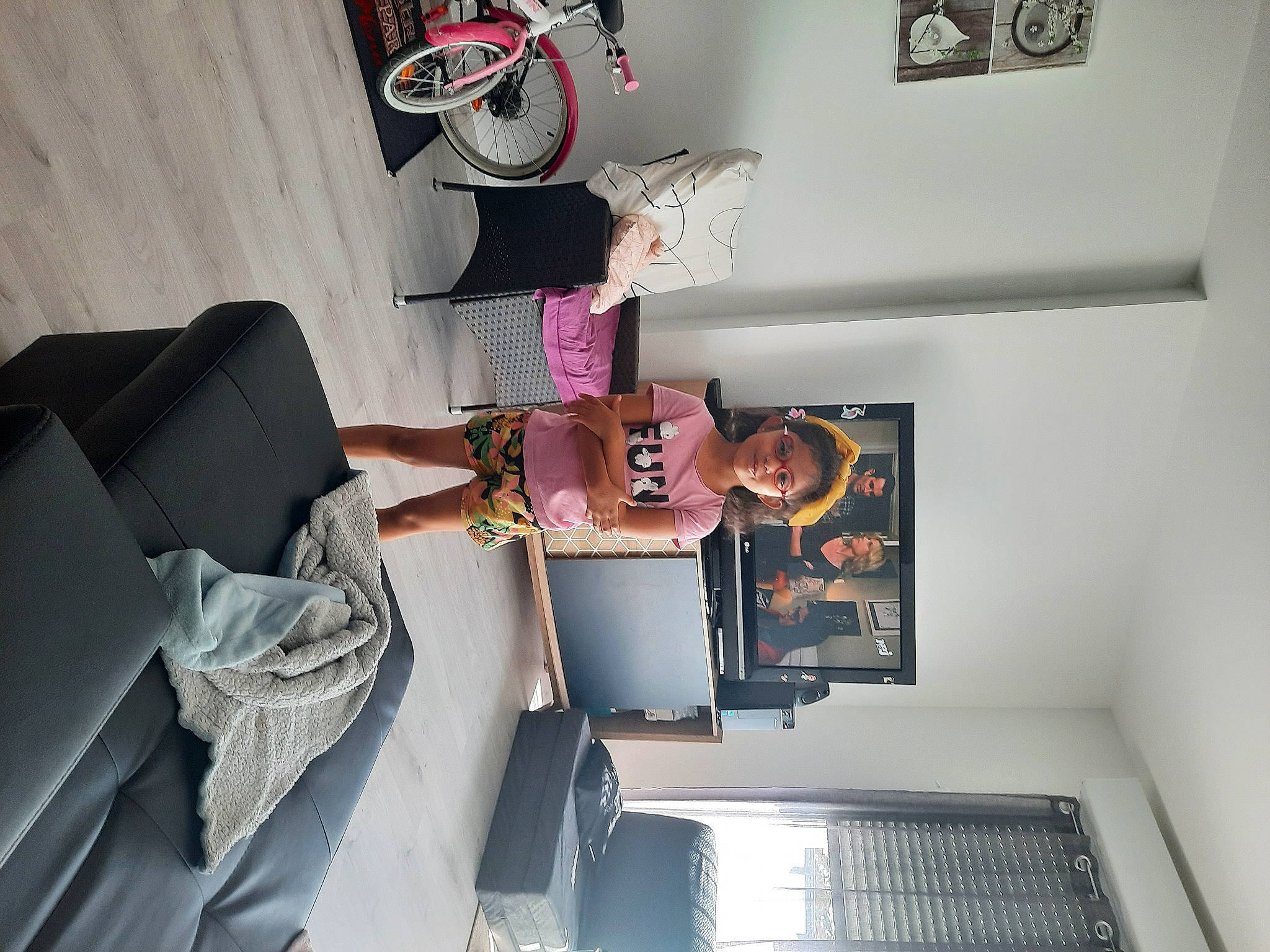 Charleen participe au concours pour gagner de l'argent avec cette photo : building, ceiling, comfort, couch, dress, fashion_design, floor, flooring, house, interior_design, joy, material_property, person, room, shelf, shelving, stairs, table, thigh, wall