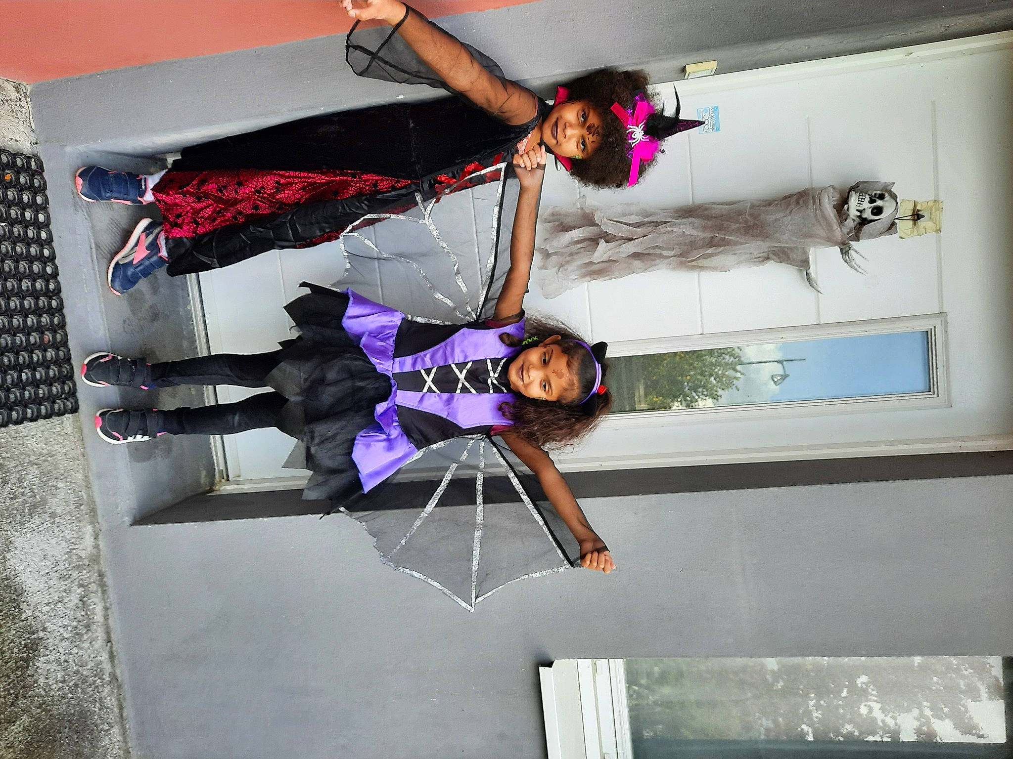 Camille participe au concours pour gagner de l'argent avec cette photo : event, fashion_design, fun, joy, magenta, person, purple, smile, walking_shoe