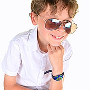 Romain a rejoint le concours — aidez-le/la à gagner de superbes lots ! child, boy, sunglasses, white_shirt, watch, smile, portrait, casual, short_sleeves, reflection, young, fashion, cool, jeans, hand_on_chin, studio, isolated, happy, cute, hair