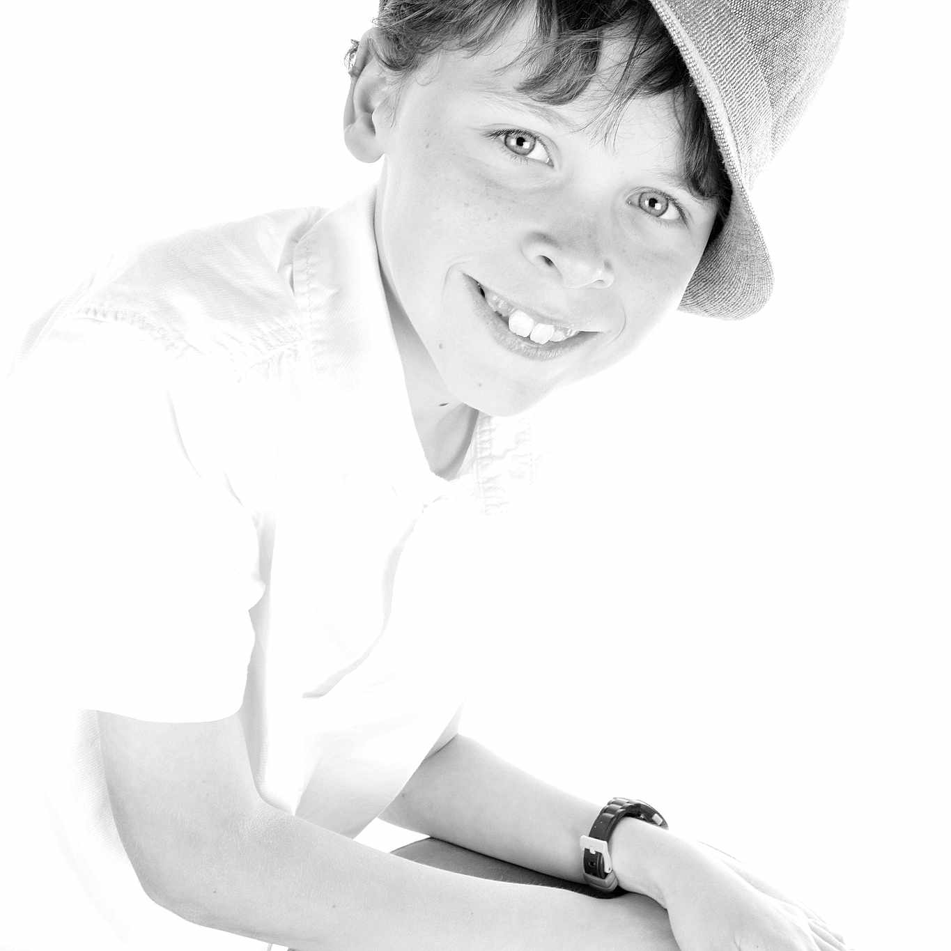 Romain a rejoint le concours — aidez-le/la à gagner de superbes lots ! black_and_white, boy, casual, child, clothing, expression, face, fedora, hands, happy, hat, indoor, light, person, portrait, pose, short_sleeve, smiling, watch, young