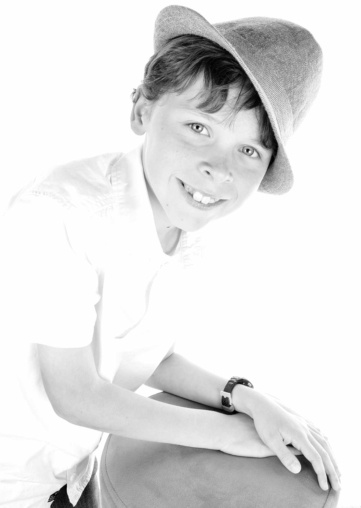 Romain a rejoint le concours — aidez-le/la à gagner de superbes lots ! boy, child, smiling, hat, fedora, watch, black_and_white, portrait, young, happy, face, hands, clothing, short_sleeve, casual, indoor, light, expression, person, pose