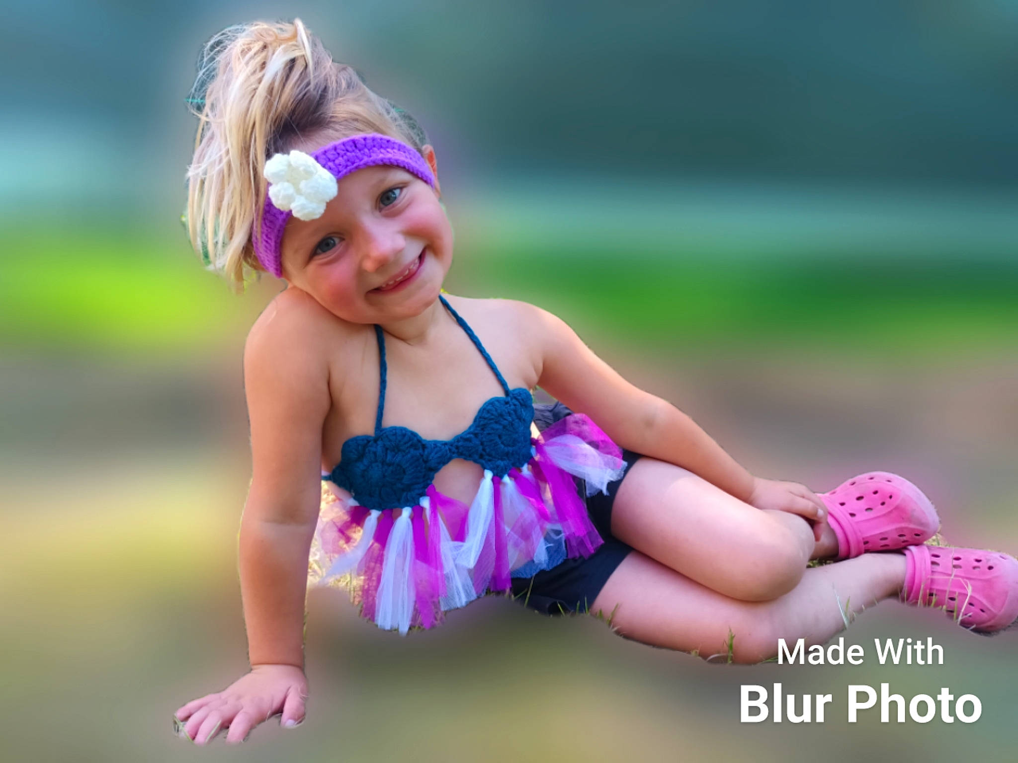 Pearley a rejoint le concours — aidez-le/la à gagner de superbes lots ! child, electric_blue, entertainment, fashion_accessory, flash_photography, fun, grass, happy, headband, headpiece, headwear, joy, leisure, magenta, person, personal_protective_equipment, pink, purple, recreation, smile