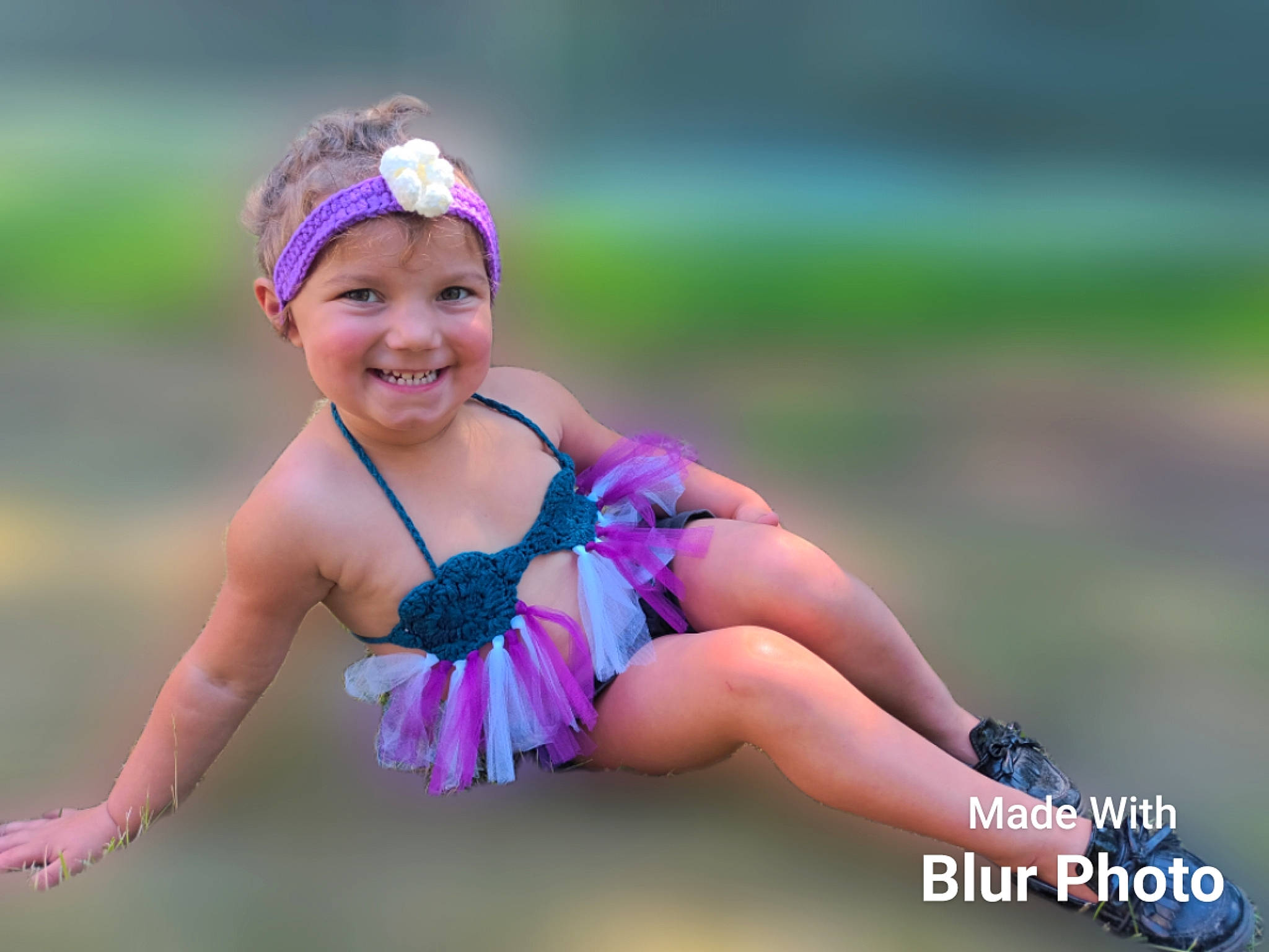 Swaïzy participe au concours pour gagner de l'argent avec cette photo : baseball_cap, cap, child, electric_blue, flash_photography, fun, grass, grassland, happy, headgear, headwear, human_leg, joy, leisure, magenta, people_in_nature, person, pink, plant, recreation