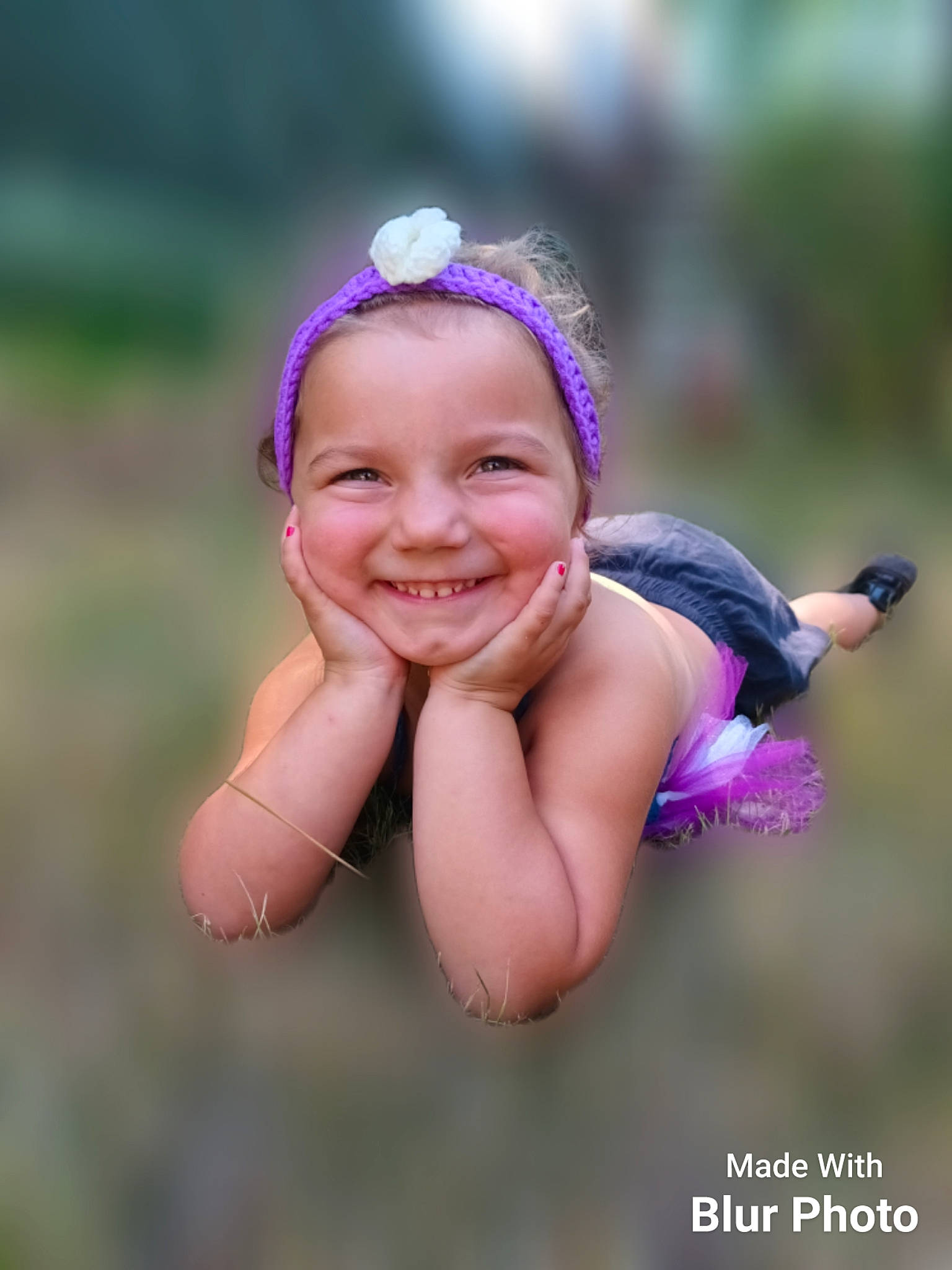 Swaïzy a rejoint le concours — aidez-le/la à gagner de superbes lots ! arm, baby, blond, electric_blue, flash_photography, flower, gesture, grass, grassland, happy, headband, headpiece, iris, joy, magenta, people_in_nature, person, petal, plant, recreation