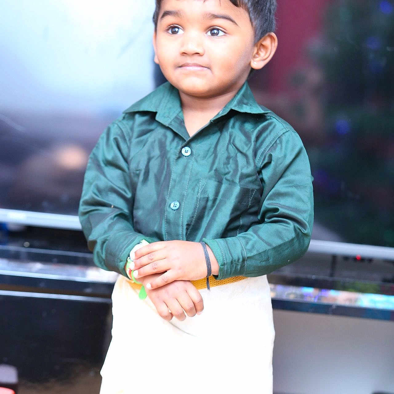 Diyan a rejoint le concours — aidez-le/la à gagner de superbes lots ! background_blur, boy, bright_light, casual, child, clothing, cream_skirt, curious, expression, eyes, face, green_shirt, hands, indoors, person, portrait, short_hair, skin, standing, young