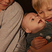 Liluo participe au concours pour gagner de l'argent avec cette photo : affection, baby, boy, candid, casual_clothing, child, closeup, couch, face, family, happy, head, hugging, indoor, leather, portrait, siblings, skin, smiling, toddler