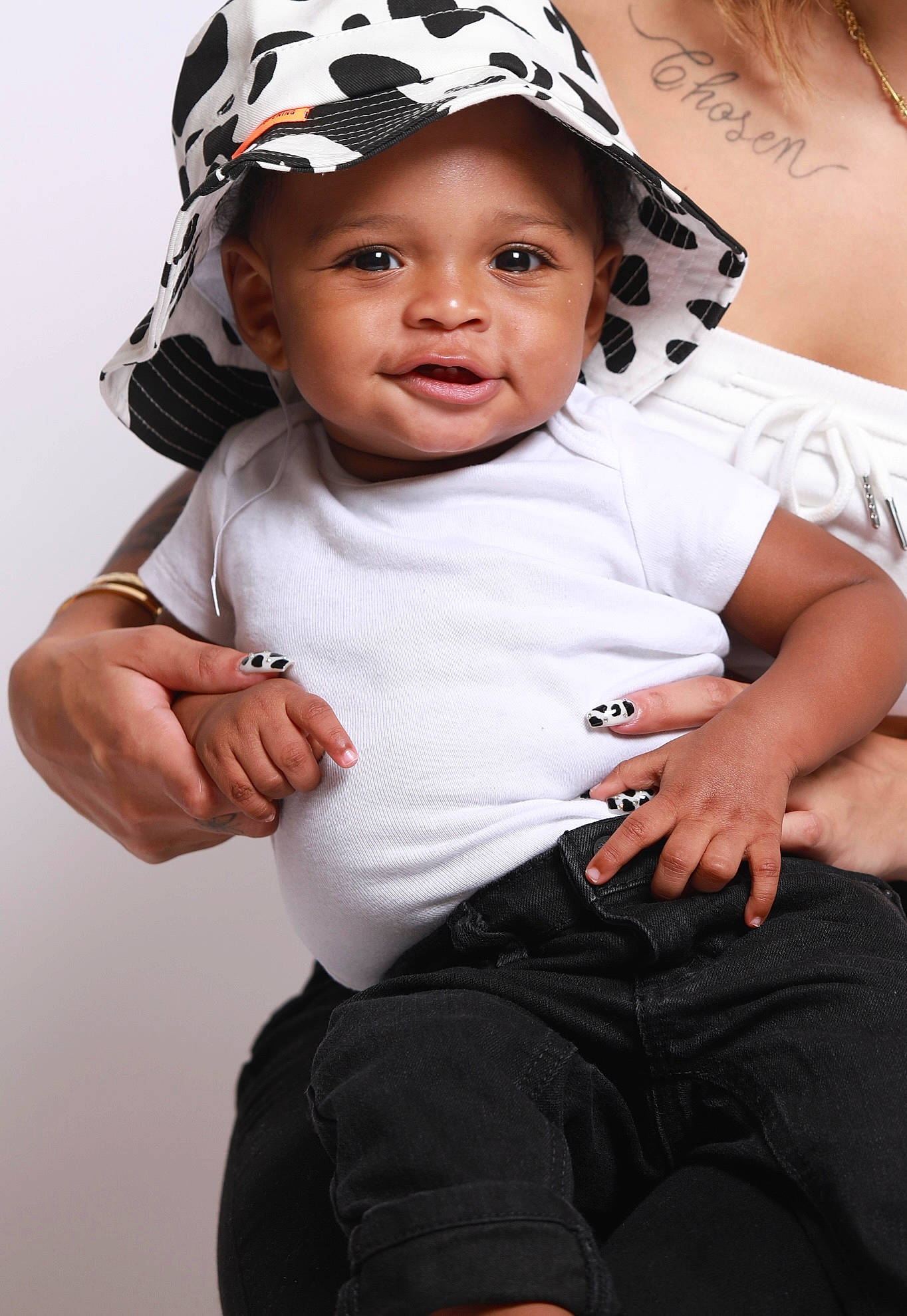 Kenzo is registered to the contest to win money with this photo: arm, baby, baby_toddler_clothing, black, cap, child, eye, finger, flash_photography, gesture, hand, happy, headwear, people, person, photograph, pink, skin, sleeve, style