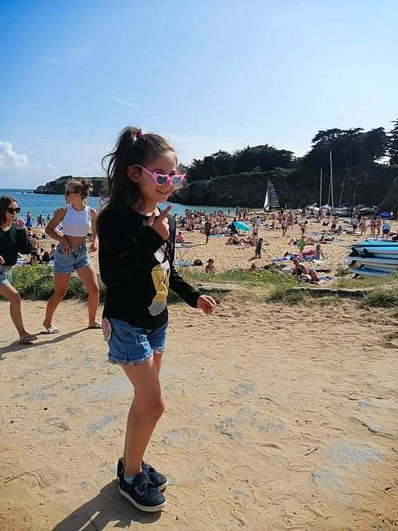 Kelly a rejoint le concours — aidez-le/la à gagner de superbes lots ! beach, coastal_and_oceanic_landforms, event, eyewear, fun, glasses, happy, landscape, leg, leisure, people_on_beach, person, recreation, sand, shore, shorts, sky, sunglasses, thigh, travel