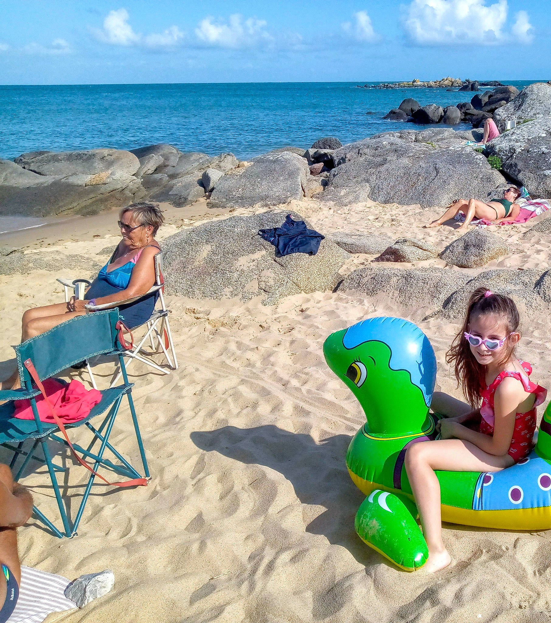 Kelly participe au concours pour gagner de l'argent avec cette photo : azure, beach, blue, body_of_water, cloud, fun, holiday, joy, leisure, morning, natural_environment, outdoor_furniture, people_on_beach, person, sand, shade, shore, sky, sun_tanning, sunlounger
