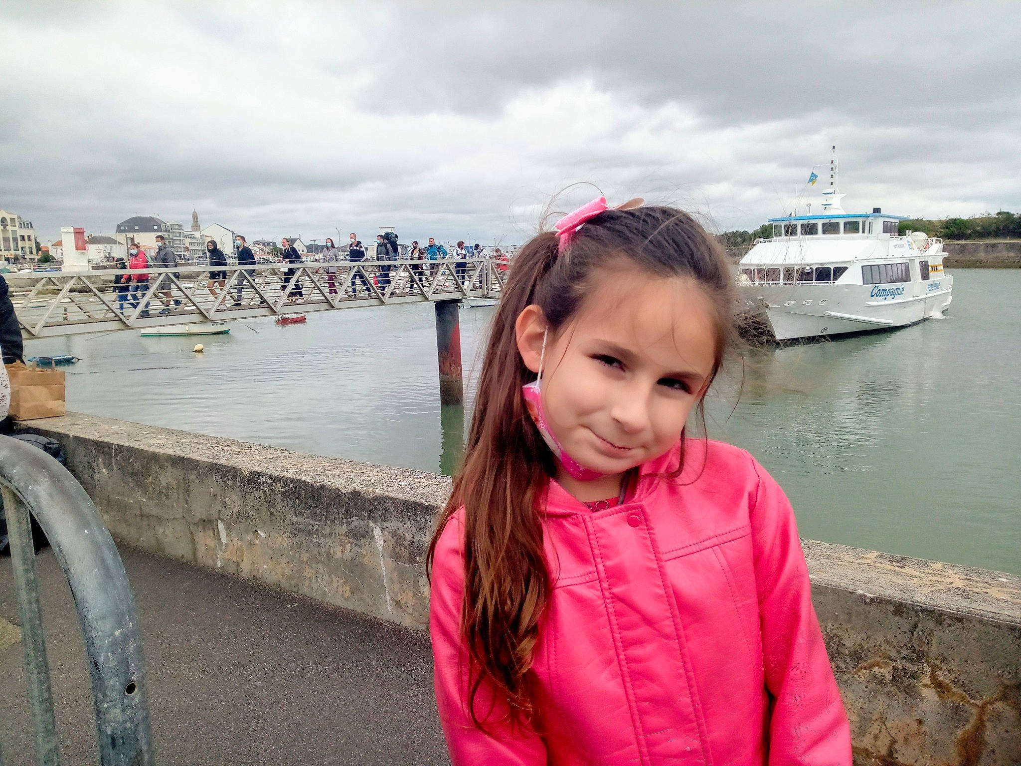 Kelly a rejoint le concours — aidez-le/la à gagner de superbes lots ! boat, body_of_water, child, cloud, event, fun, happy, joy, lake, leisure, naval_architecture, nonbuilding_structure, person, recreation, ship, sky, smile, toddler, tourism, travel