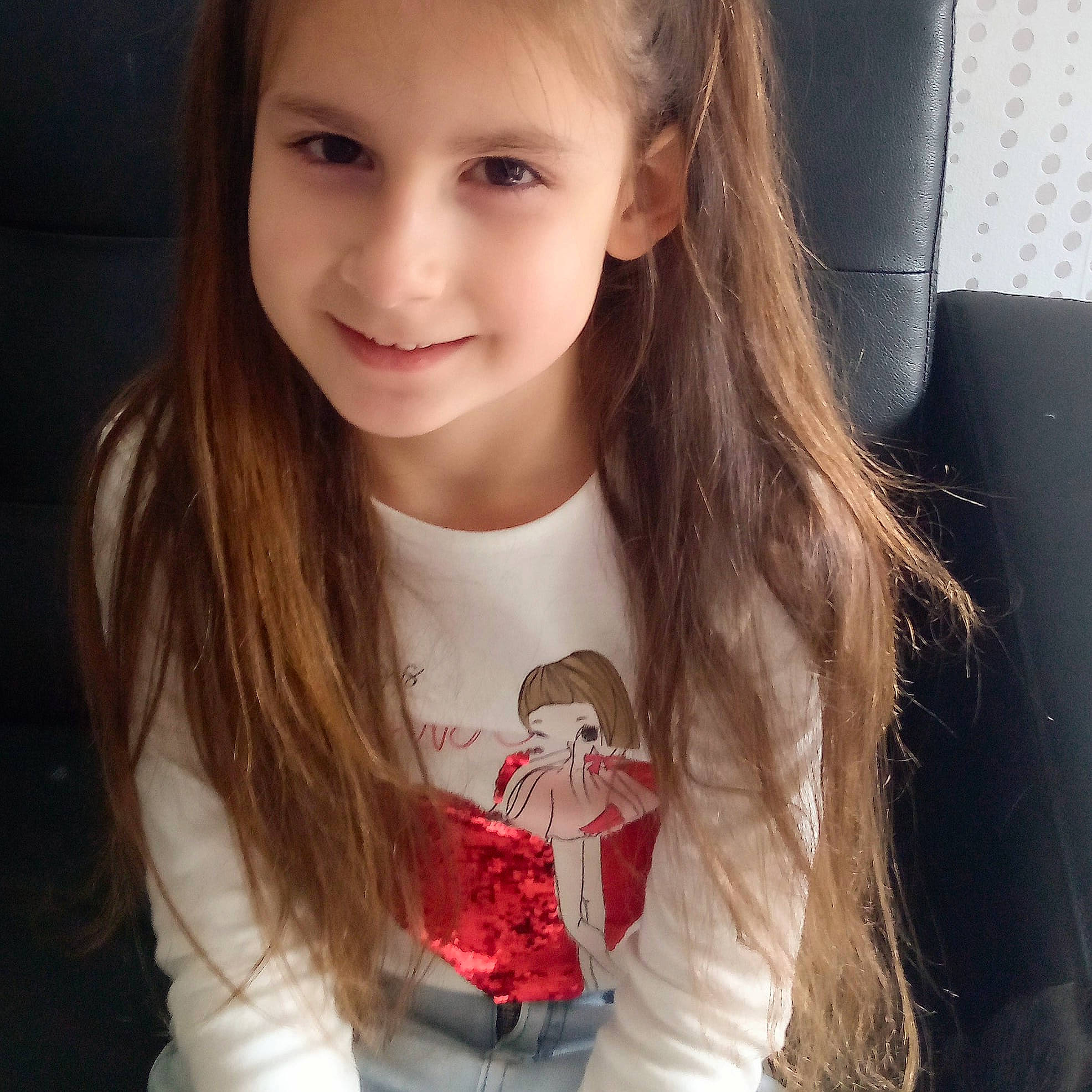 Kelly participe au concours pour gagner de l'argent avec cette photo : cheek, chin, eye, eyebrow, eyelash, face, forehead, gesture, hair, happy, head, jaw, joy, lip, mouth, neck, nose, organ, person, skin