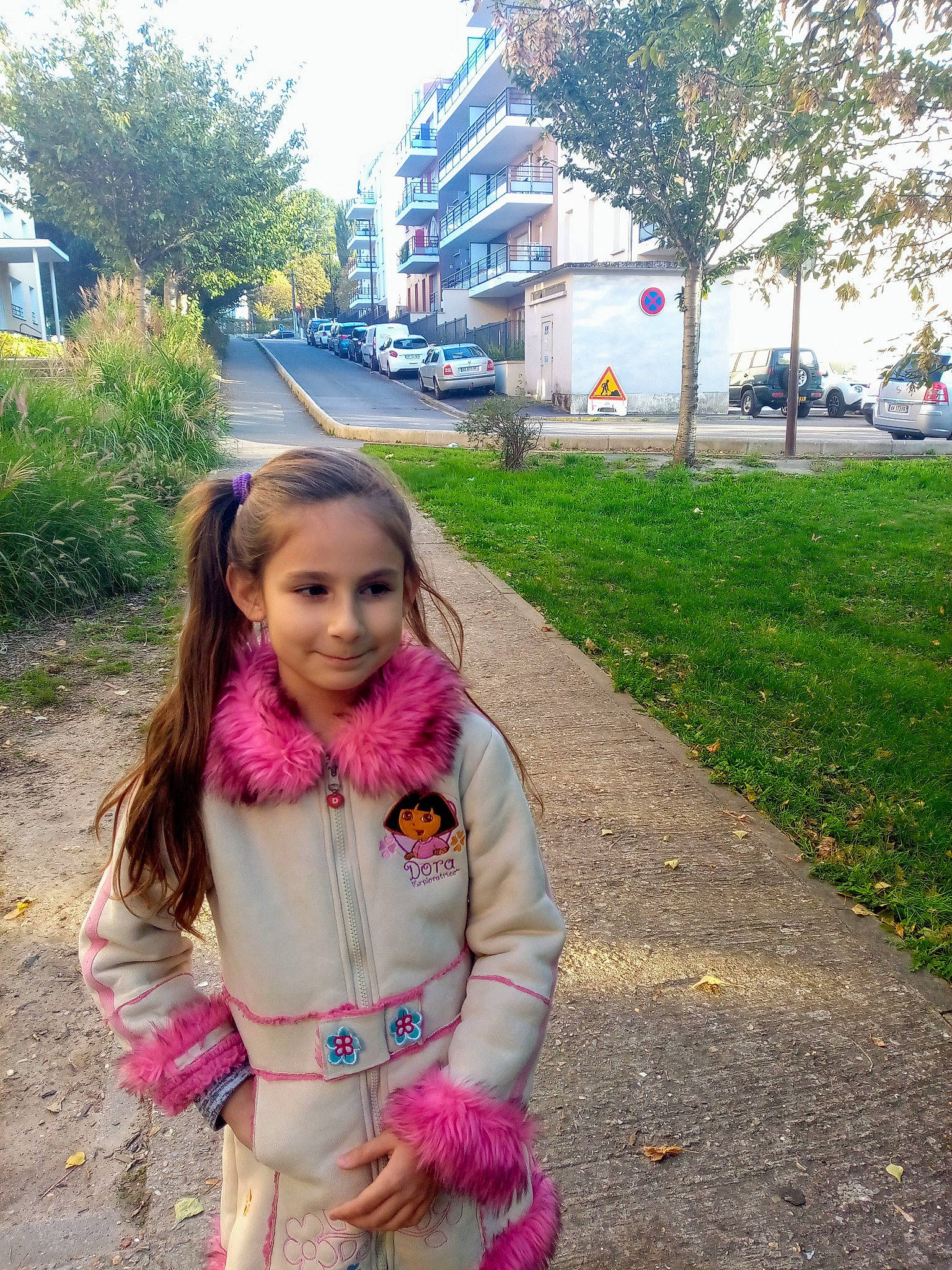 Kelly participe au concours pour gagner de l'argent avec cette photo : asphalt, car, fun, grass, hair, happy, joy, leisure, magenta, person, plant, recreation, road, sidewalk, smile, snapshot, street_fashion, summer, toddler, travel