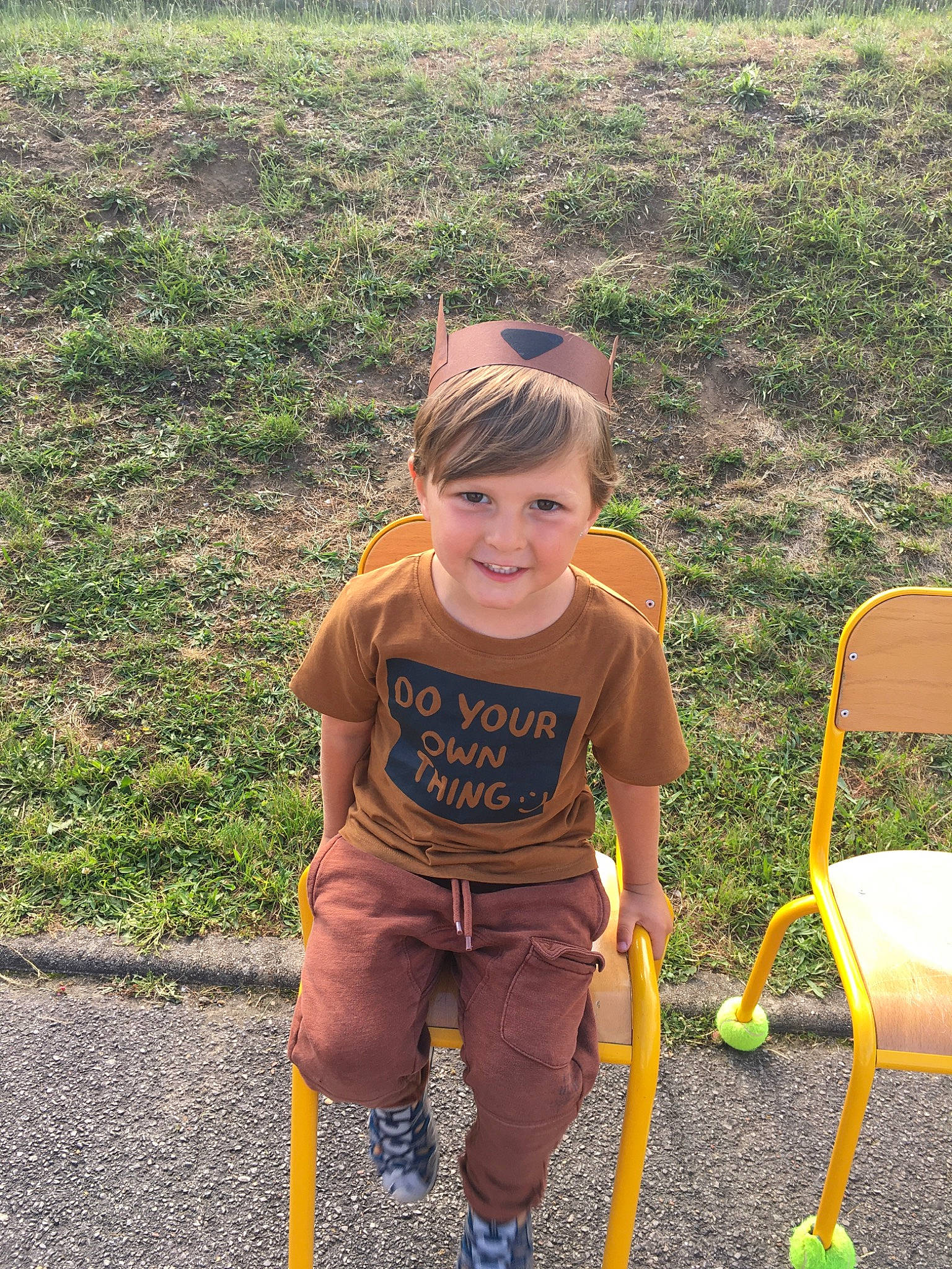 Luis a rejoint le concours — aidez-le/la à gagner de superbes lots ! chair, child, eyewear, fun, grass, grassland, happy, joy, landscape, lawn, leaf, leisure, people_in_nature, person, public_space, recreation, shorts, sitting, smile, soil