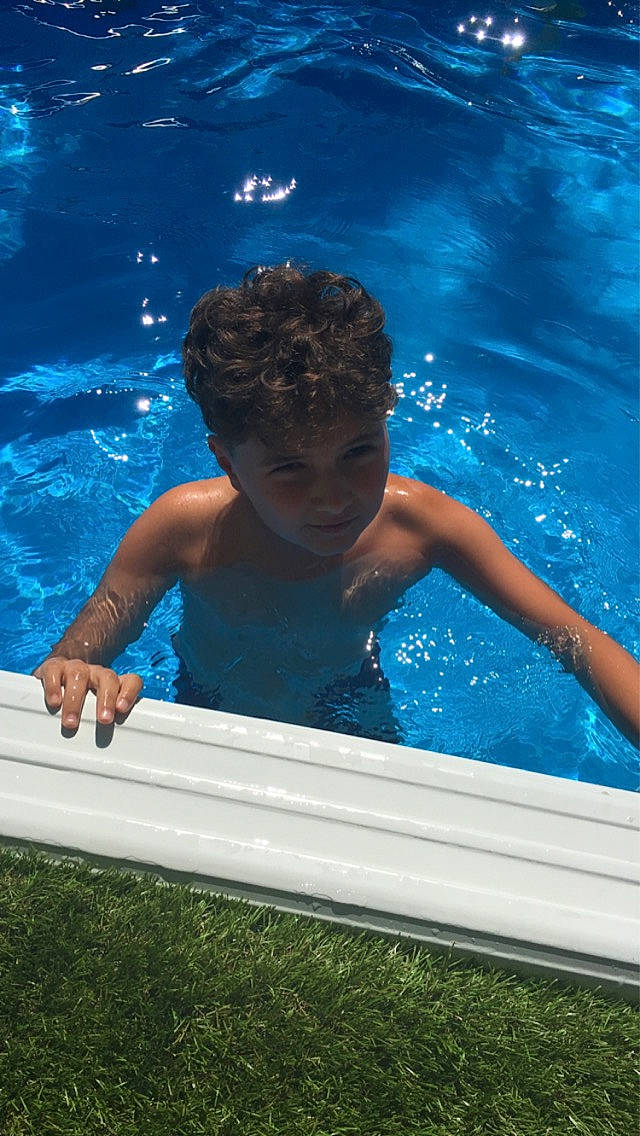 Jules participe au concours pour gagner de l'argent avec cette photo : aqua, azure, barechested, bathing, chest, child, elbow, electric_blue, fun, happy, indoor_games_and_sports, leisure, leisure_centre, muscle, person, recreation, summer, swimmer, swimming_pool, swimwear