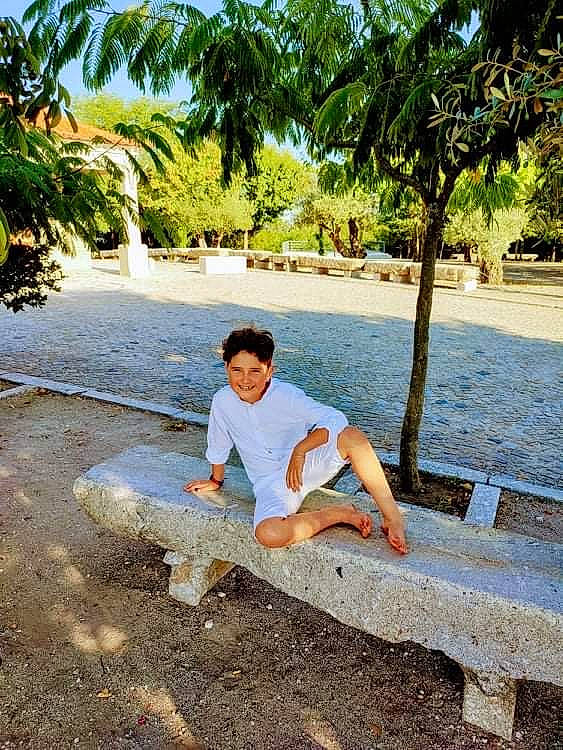 Jules participe au concours pour gagner de l'argent avec cette photo : arecales, asphalt, azure, botany, fun, happy, joy, landscape, leisure, palm_tree, people_in_nature, person, plant, recreation, sand, shade, shorts, summer, travel, tree