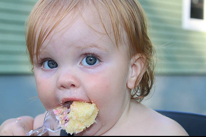 Gideon is registered to the contest to win money with this photo: baby_playing_with_food, biting, blond, cheek, child, ear, eating, eyelash, face, food, food_craving, happy, iris, jaw, lip, mouth, nose, person, sharing, skin