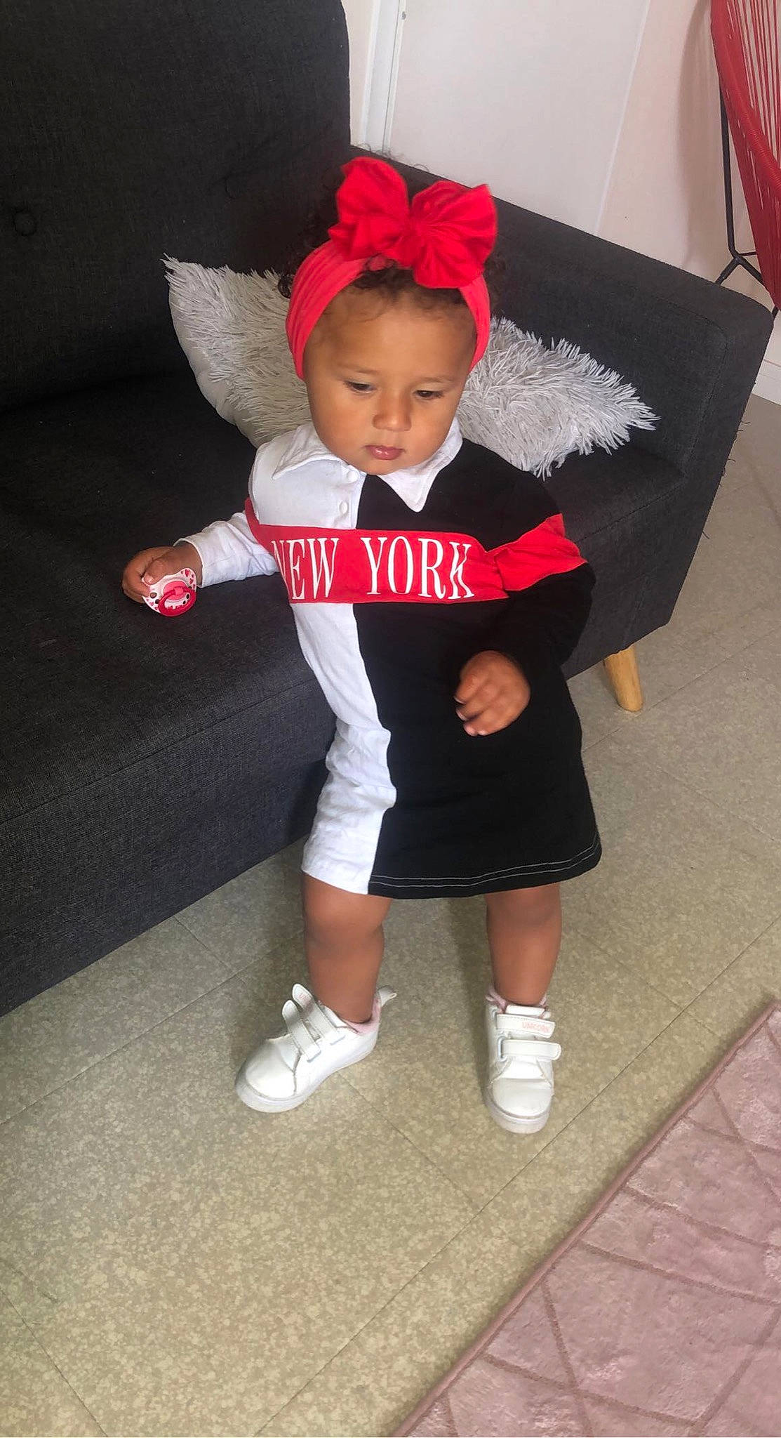 Kessy participe au concours pour gagner de l'argent avec cette photo : baby, baby_toddler_clothing, carmine, child, costume, costume_hat, event, fashion_accessory, fictional_character, flooring, fun, fur, hat, holiday, pattern, person, pink, sleeve, sock, t_shirt