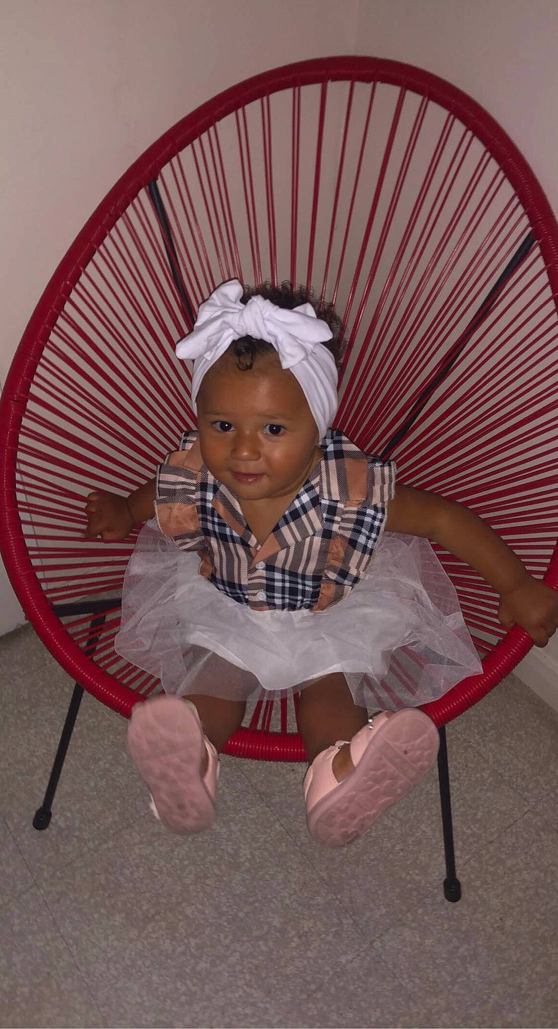 Kessy a rejoint le concours — aidez-le/la à gagner de superbes lots ! baby, baby_toddler_clothing, chair, child, comfort, costume, eye, fashion_accessory, fun, hairstyle, headgear, magenta, pattern, person, pink, room, sitting, sleeve, smile, toddler