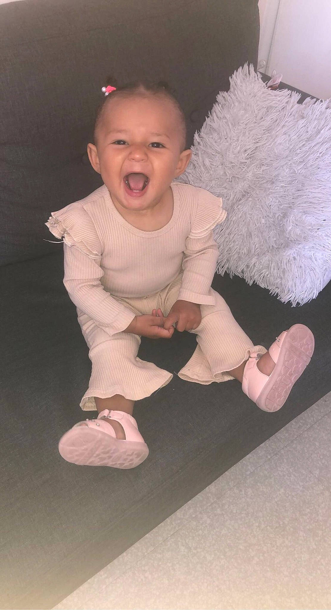 Kessy participe au concours pour gagner de l'argent avec cette photo : baby, baby_toddler_clothing, barefoot, child, costume, fashion_accessory, flooring, foot, fun, fur, happy, human_leg, knee, person, pink, sitting, sleeve, smile, sock, thumb