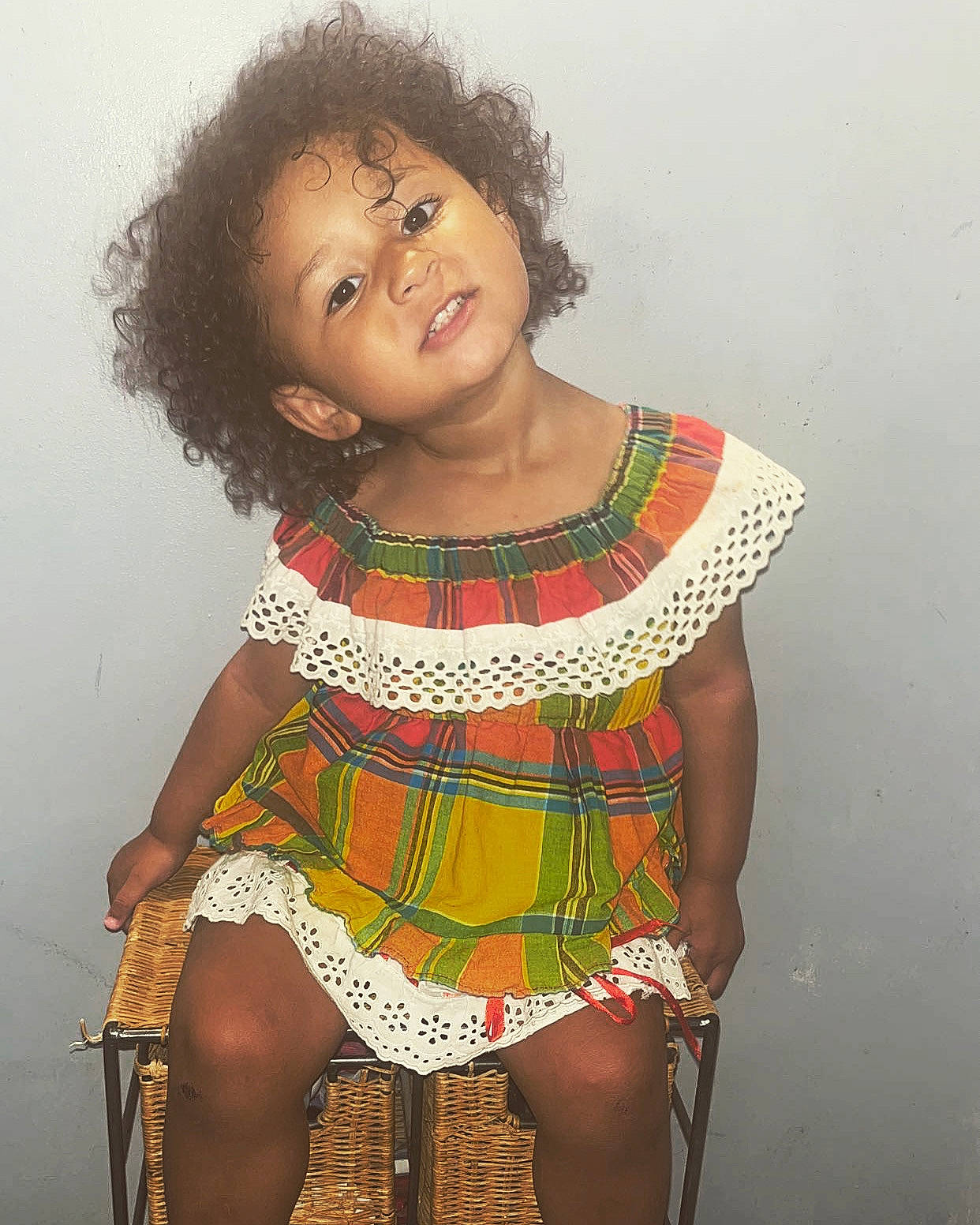 Kessy a rejoint le concours — aidez-le/la à gagner de superbes lots ! baby_toddler_clothing, cheek, chin, day_dress, eye, face, facial_expression, hair, hairstyle, head, human_body, iris, joint, lip, neck, person, shoulder, skin, sleeve, smile