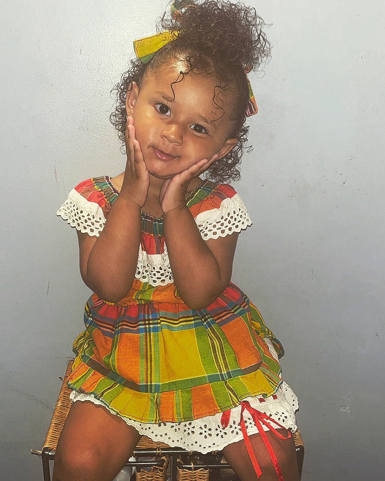 Kessy a rejoint le concours — aidez-le/la à gagner de superbes lots ! arm, baby_toddler_clothing, black_hair, dress, eye, fashion_design, hair, hand, happy, head, pattern, person, plaid, skin, sleeve, smile, tartan, thigh, toddler, trunk