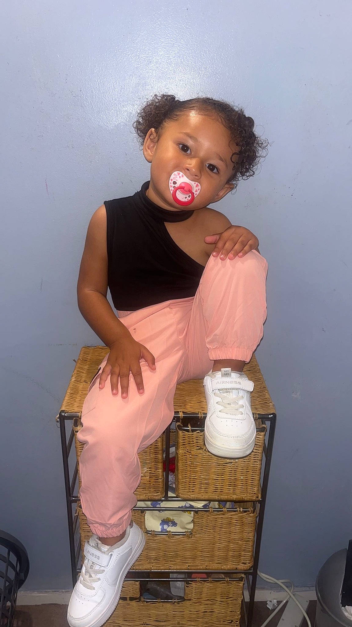 Kessy a rejoint le concours — aidez-le/la à gagner de superbes lots ! baby_toddler_clothing, boot, child, face, fashion_design, flash_photography, fun, human_leg, joint, knee, leg, pattern, person, shoe, sitting, sleeve, sock, standing, thigh, toddler