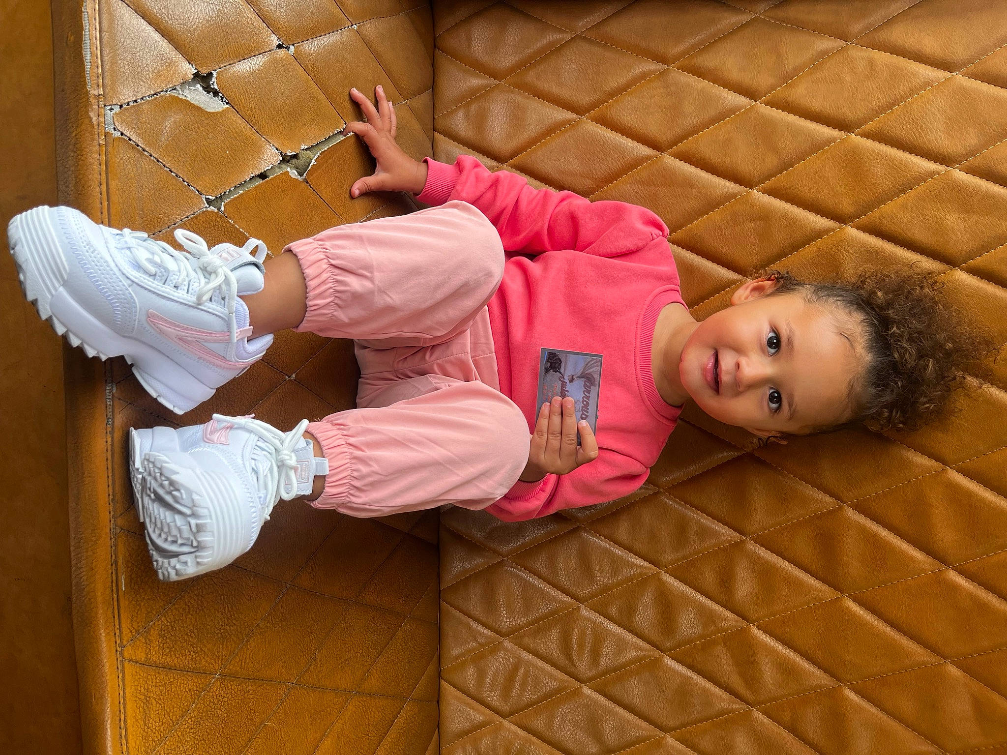 Kessy a rejoint le concours — aidez-le/la à gagner de superbes lots ! baby_toddler_clothing, child, comfort, floor, flooring, fun, happy, hardwood, human_leg, joy, knee, leisure, pattern, person, sitting, skin, smile, toddler, walking_shoe, wood