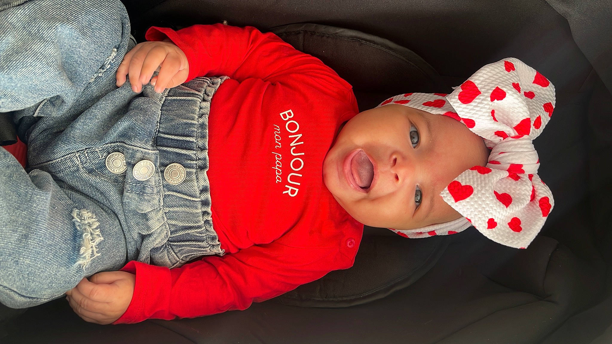 Aleyah a rejoint le concours — aidez-le/la à gagner de superbes lots ! baby, baby_toddler_clothing, carmine, child, comfort, costume_hat, elbow, fun, gesture, happy, hat, headwear, lap, mouth, pattern, person, sitting, sleeve, smile, sun_hat
