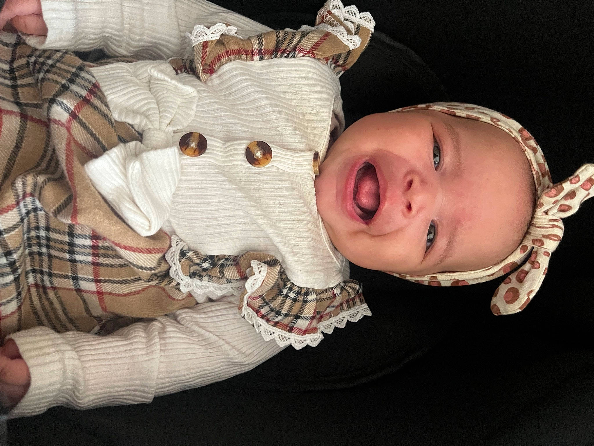 Aleyah a rejoint le concours — aidez-le/la à gagner de superbes lots ! baby, baby_toddler_clothing, cheek, child, event, eyelash, eyewear, fashion_accessory, flash_photography, fun, happy, mouth, nose, pattern, person, personal_protective_equipment, plaid, sitting, smile, tartan