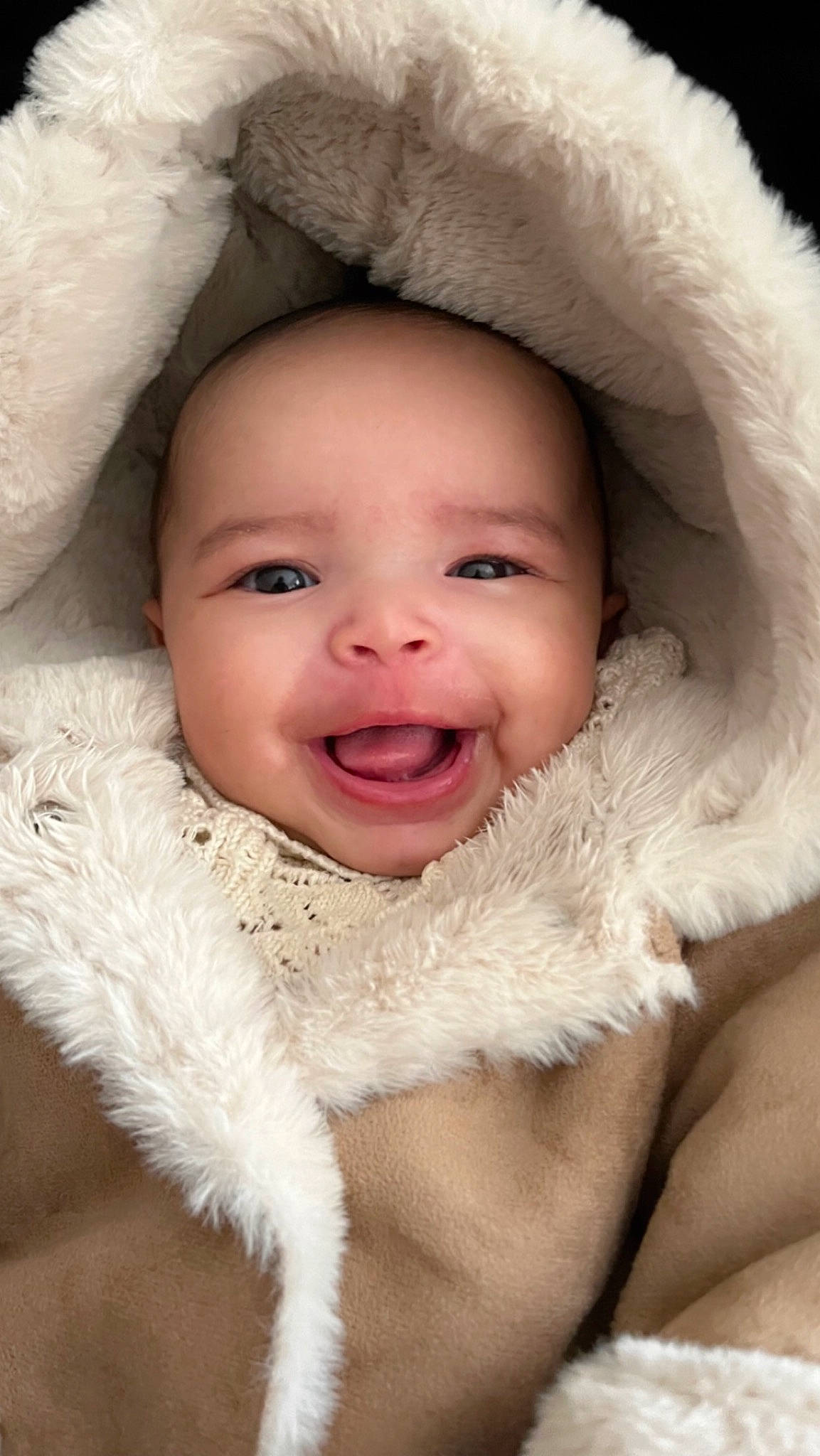Aleyah a rejoint le concours — aidez-le/la à gagner de superbes lots ! baby, cheek, close_up, comfort, eye, eyebrow, face, flash_photography, fur_clothing, gesture, happy, head, headwear, iris, joy, lip, nose, outerwear, person, skin