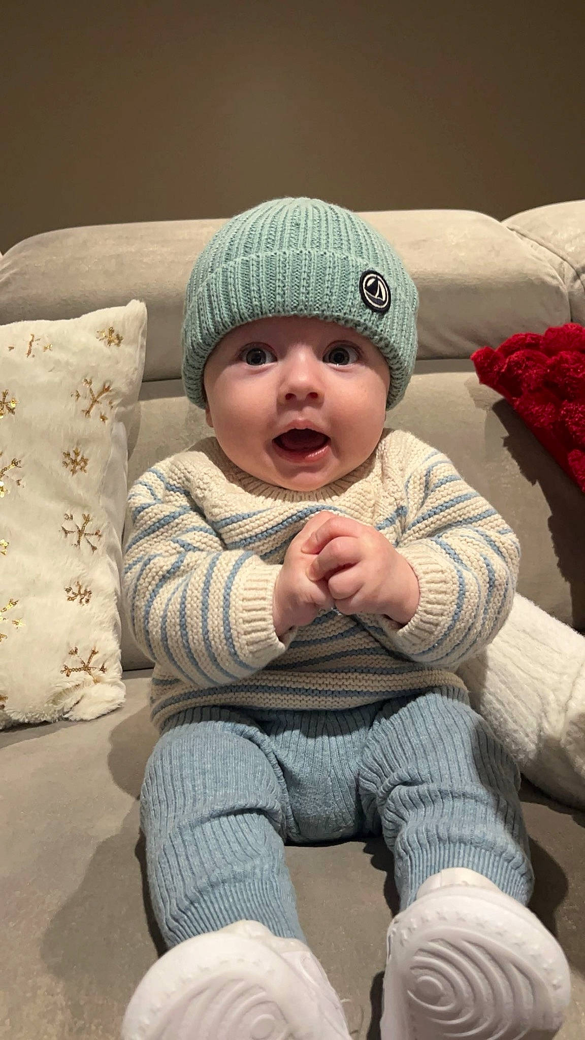 Alessio a rejoint le concours — aidez-le/la à gagner de superbes lots ! baby, baby_toddler_clothing, cap, cheek, child, comfort, eye, fashion_accessory, headwear, knit_cap, leg, linens, outerwear, person, sitting, skin, sleeve, sock, surprise, textile