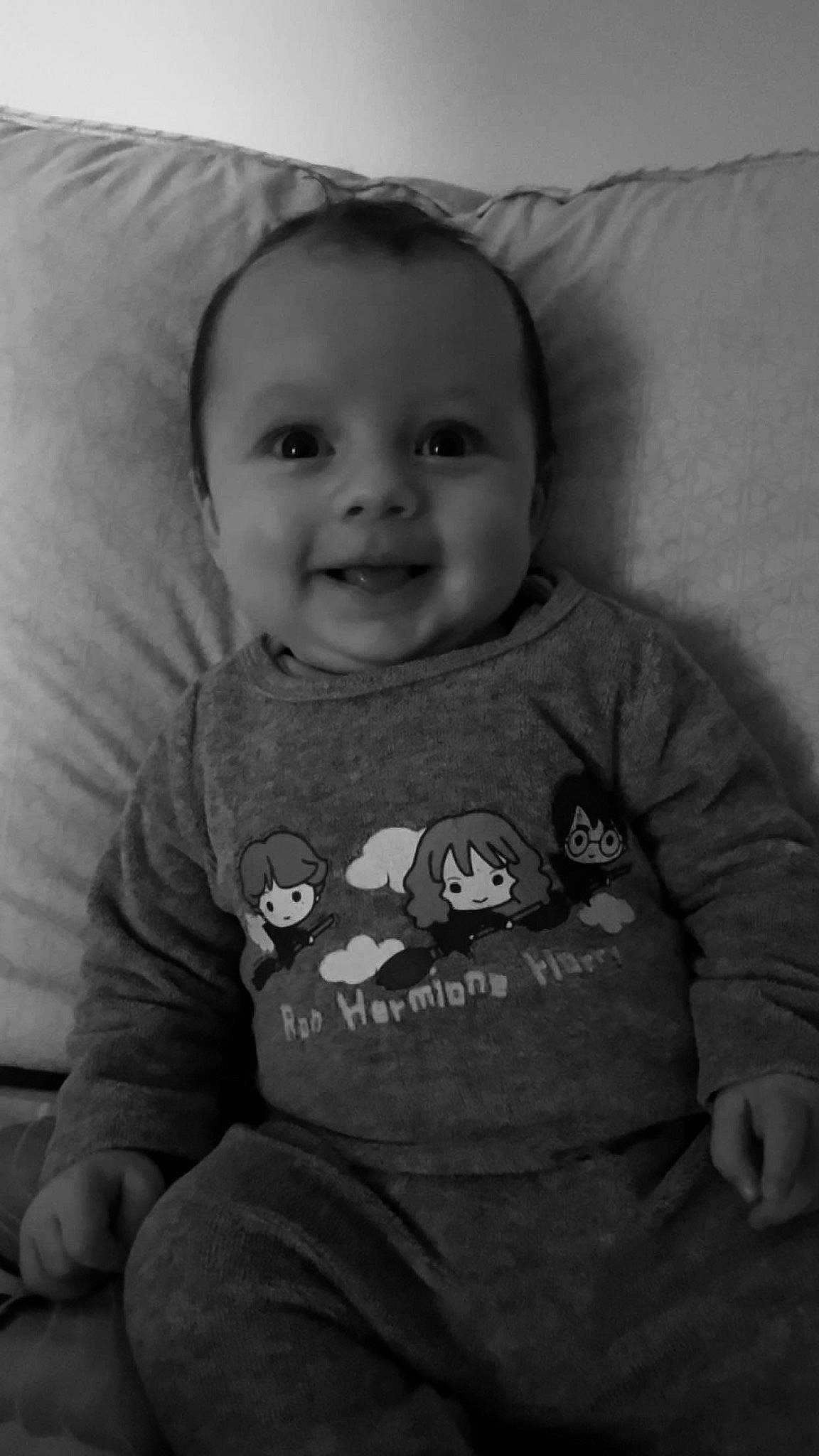 Alessio participe au concours pour gagner de l'argent avec cette photo : black, cheek, comfort, eye, eyebrow, face, grey, happy, head, iris, joy, mouth, nose, person, product, skin, sleeve, smile, standing, style