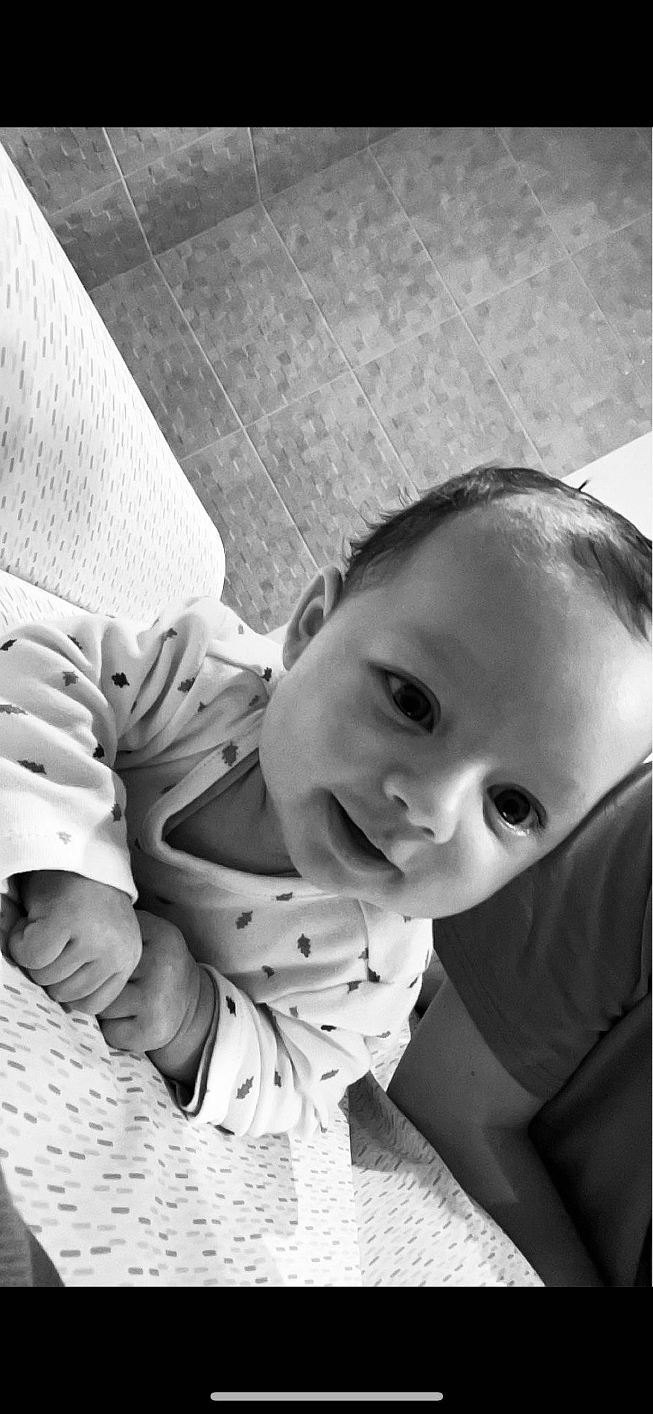 Alessio participe au concours pour gagner de l'argent avec cette photo : baby, baby_toddler_clothing, black, black_and_white, cheek, child, comfort, elbow, flooring, gesture, happy, human_body, monochrome, monochrome_photography, pattern, person, room, sitting, snapshot, stock_photography