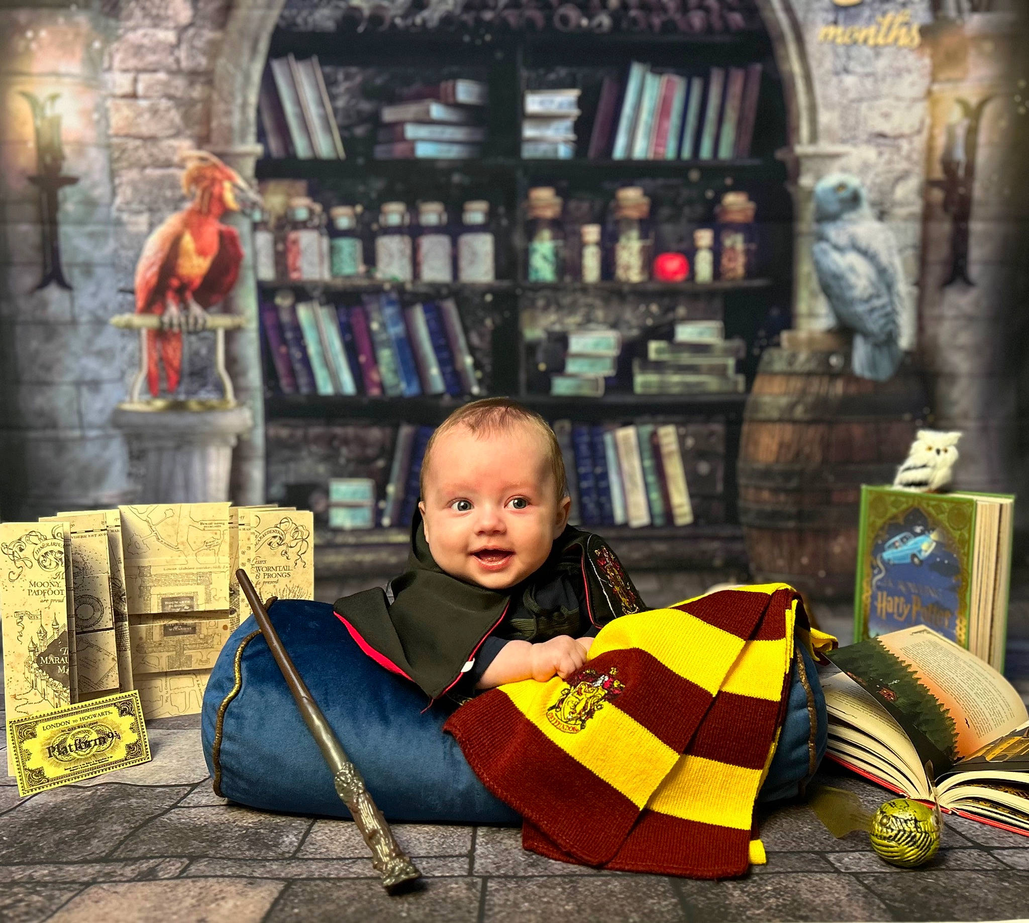 Alessio a rejoint le concours — aidez-le/la à gagner de superbes lots ! baby, bookcase, child, fashion_accessory, flooring, happy, leisure, person, picture_frame, play, retail, room, shelf, shelving, sitting, square, tints_and_shades, toddler, travel, visual_arts