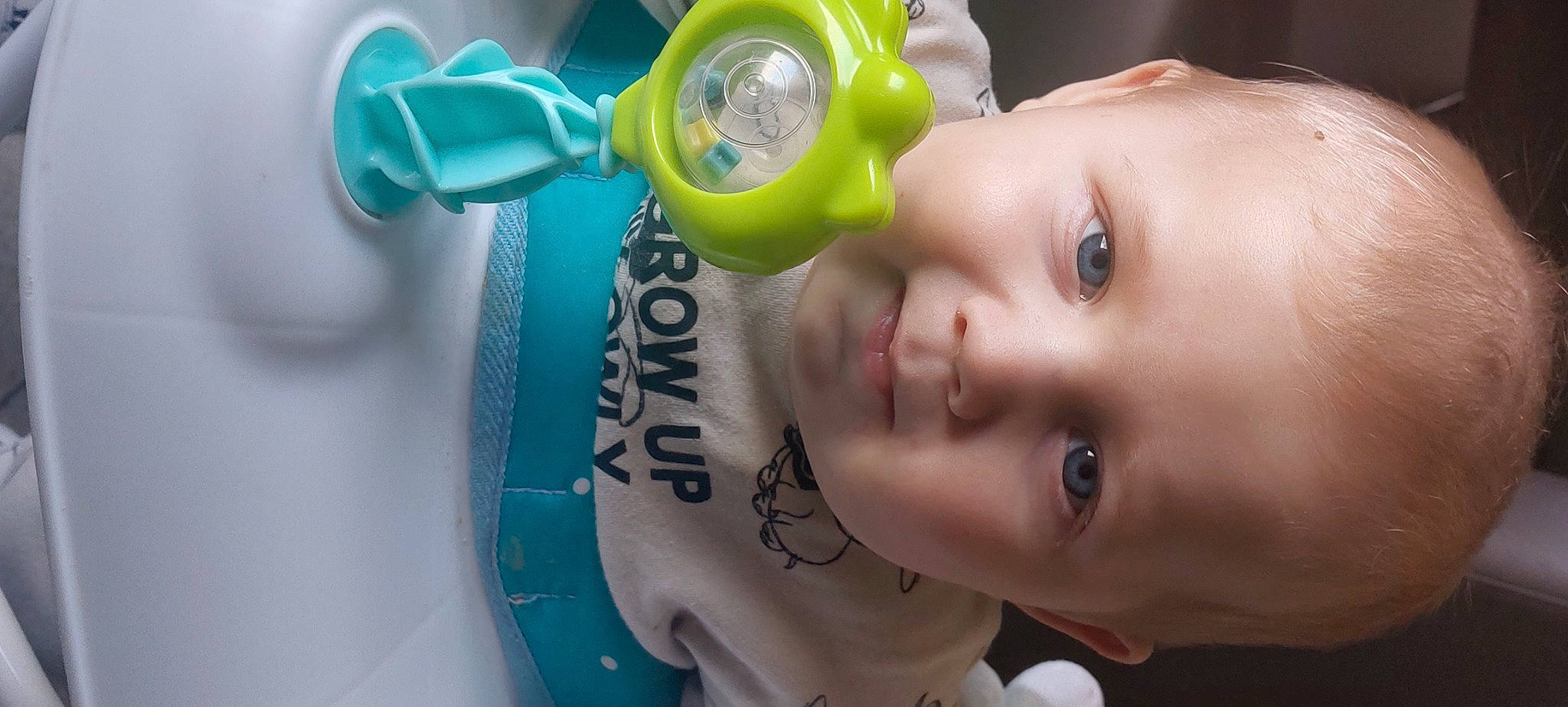 Timeo participe au concours pour gagner de l'argent avec cette photo : audio_equipment, baby, baby_products, baby_toys, cheek, chest, child, eyelash, fun, gadget, grass, happy, leisure, person, personal_protective_equipment, plant, plastic_bottle, product, skin, smile