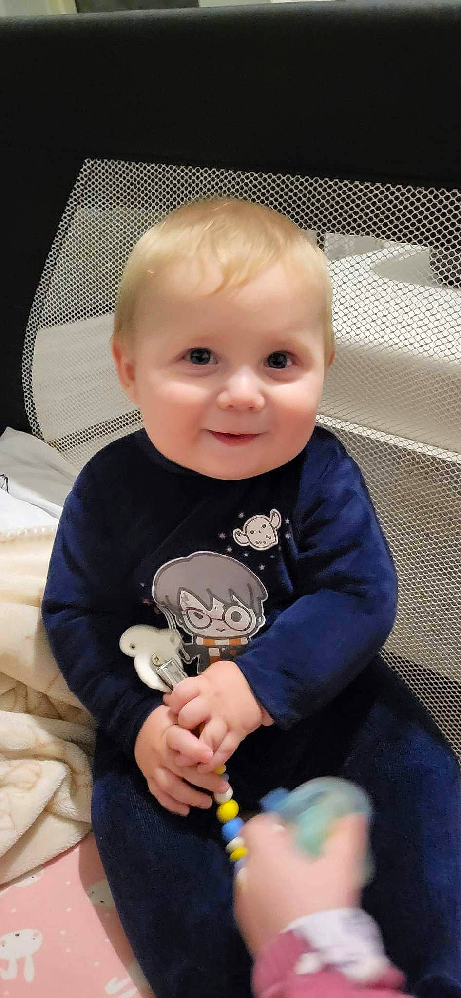 Timeo participe au concours pour gagner de l'argent avec cette photo : baby, baby_products, baby_toddler_clothing, car_seat, cheek, child, comfort, fun, hand, happy, linens, person, sitting, sleeve, smile, t_shirt, thumb, toddler