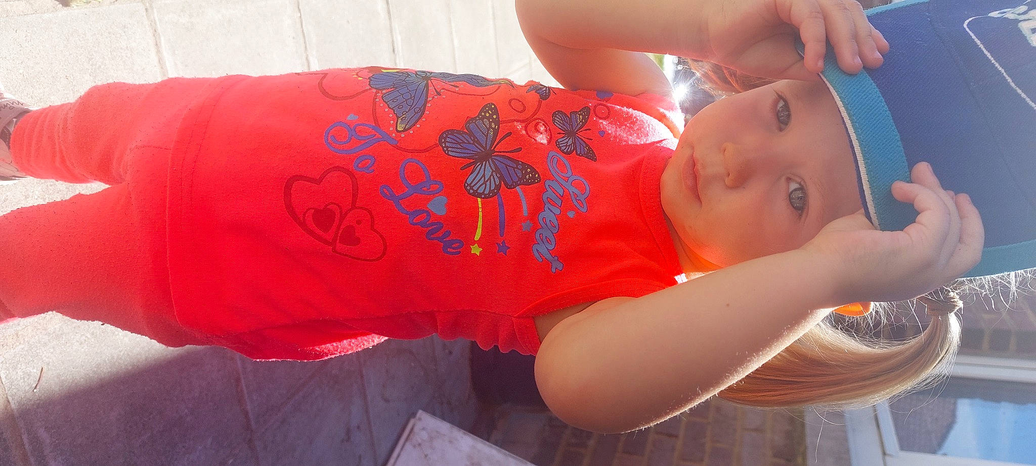 Melinda participe au concours pour gagner de l'argent avec cette photo : abdomen, arm, baby_toddler_clothing, chest, elbow, finger, happy, head, headwear, human_body, human_leg, mouth, nail, neck, orange, person, skin, sleeve, thigh, toddler