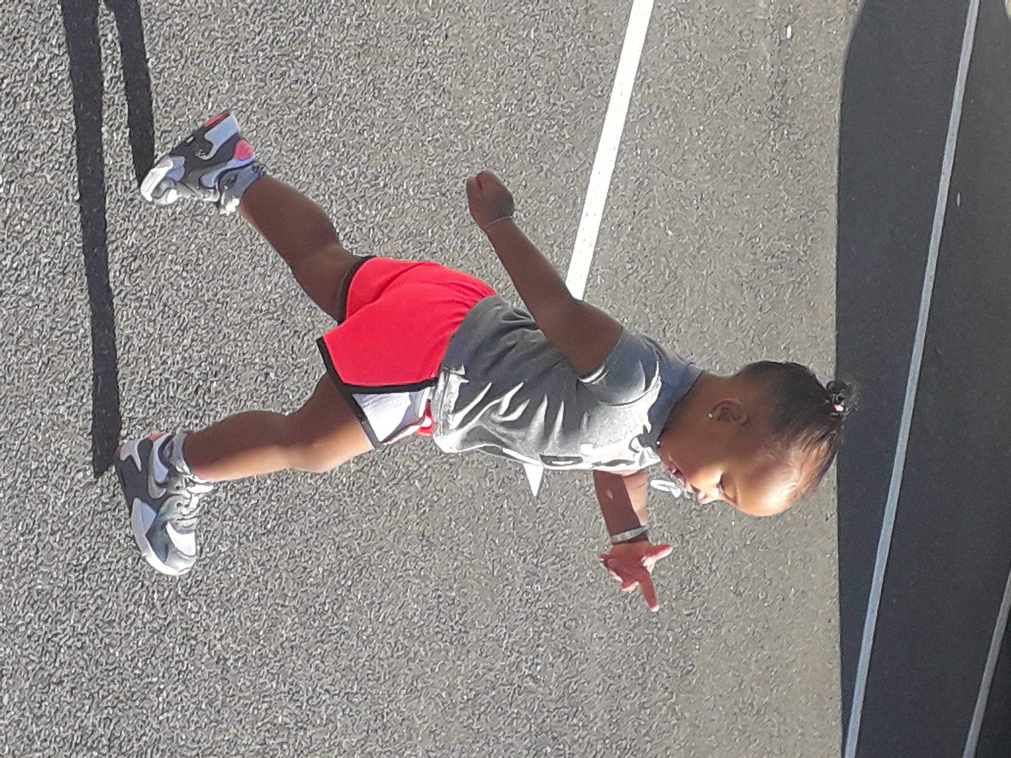 Maïya a rejoint le concours — aidez-le/la à gagner de superbes lots ! athletic_shoe, balance, competition, competition_event, elbow, fun, human_leg, knee, leg, leisure, person, physical_fitness, player, recreation, shorts, sports, sports_uniform, sportswear, t_shirt, thigh