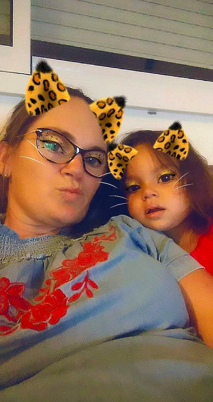 Neïla participe au concours pour gagner de l'argent avec cette photo : child, cool, eyewear, fun, glasses, headwear, person, toddler