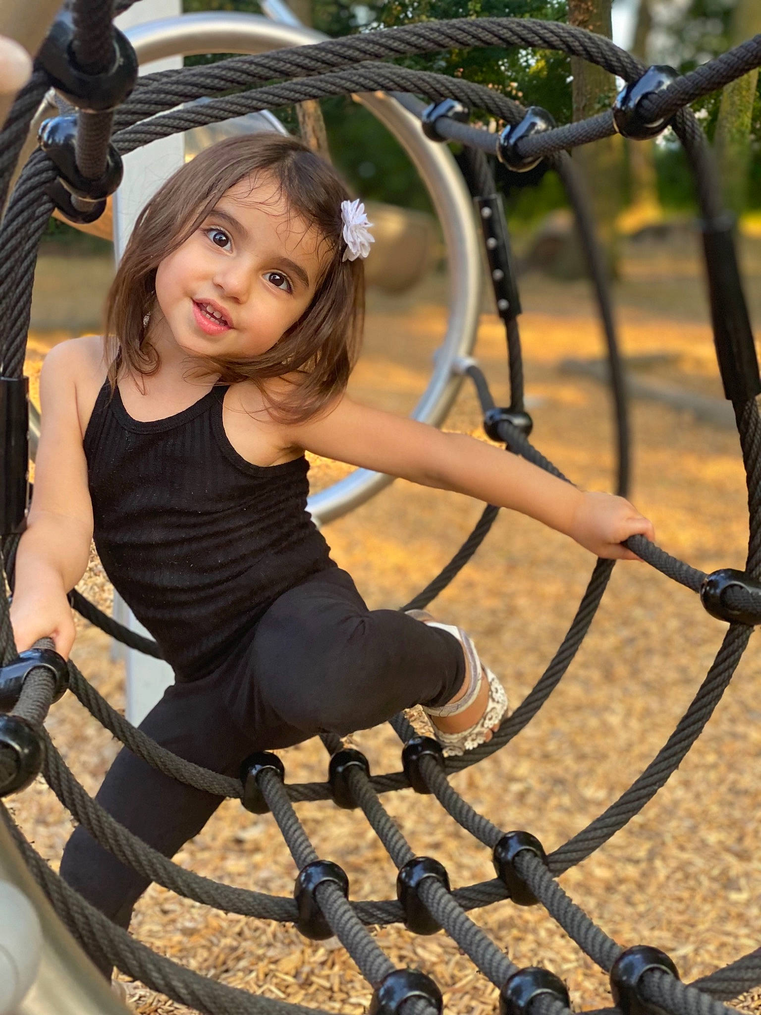 Lara a rejoint le concours — aidez-le/la à gagner de superbes lots ! automotive_tire, bicycle_handlebar, child, city, flash_photography, fun, happy, human_leg, joy, leisure, machine, metal, nature, person, recreation, sitting, smile, soil, spoke, swing