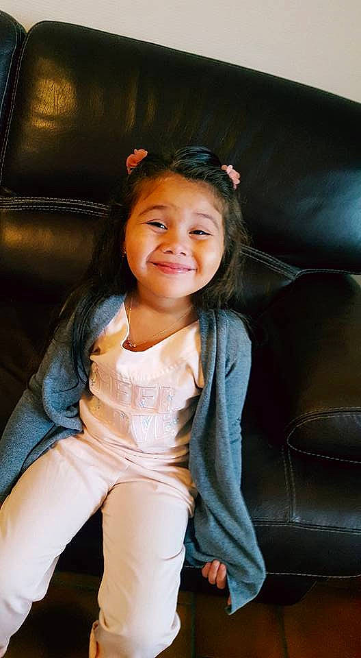 Victoria a rejoint le concours — aidez-le/la à gagner de superbes lots ! beauty, brown_hair, child, child_model, eye, fun, girl, happiness, joy, person, portrait_photography, sitting, skin, smile, standing, toddler