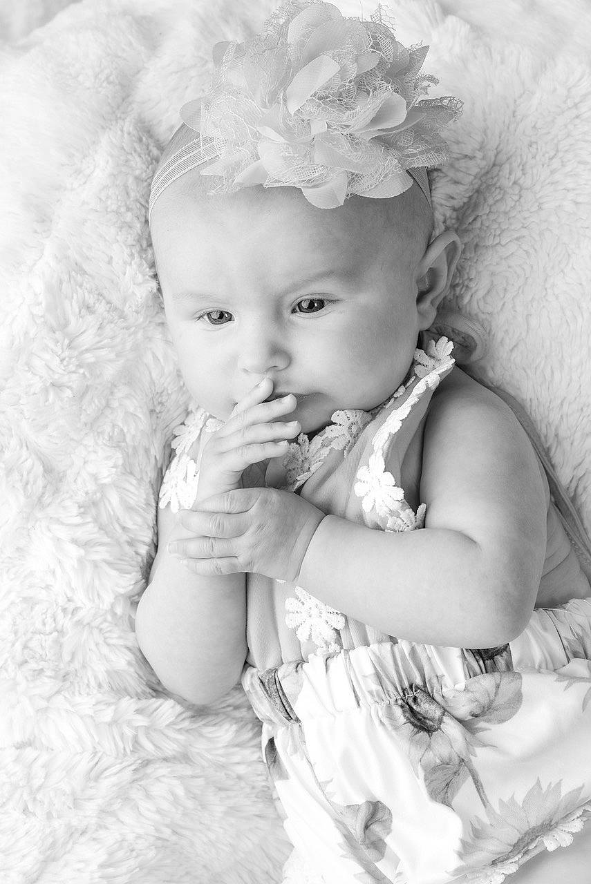 Thalia participe au concours pour gagner de l'argent avec cette photo : baby, baby_toddler_clothing, clothing, eye, flash_photography, flower, gesture, happy, headband, headpiece, iris, jewellery, lip, monochrome_photography, person, petal, skin, style, textile, toddler