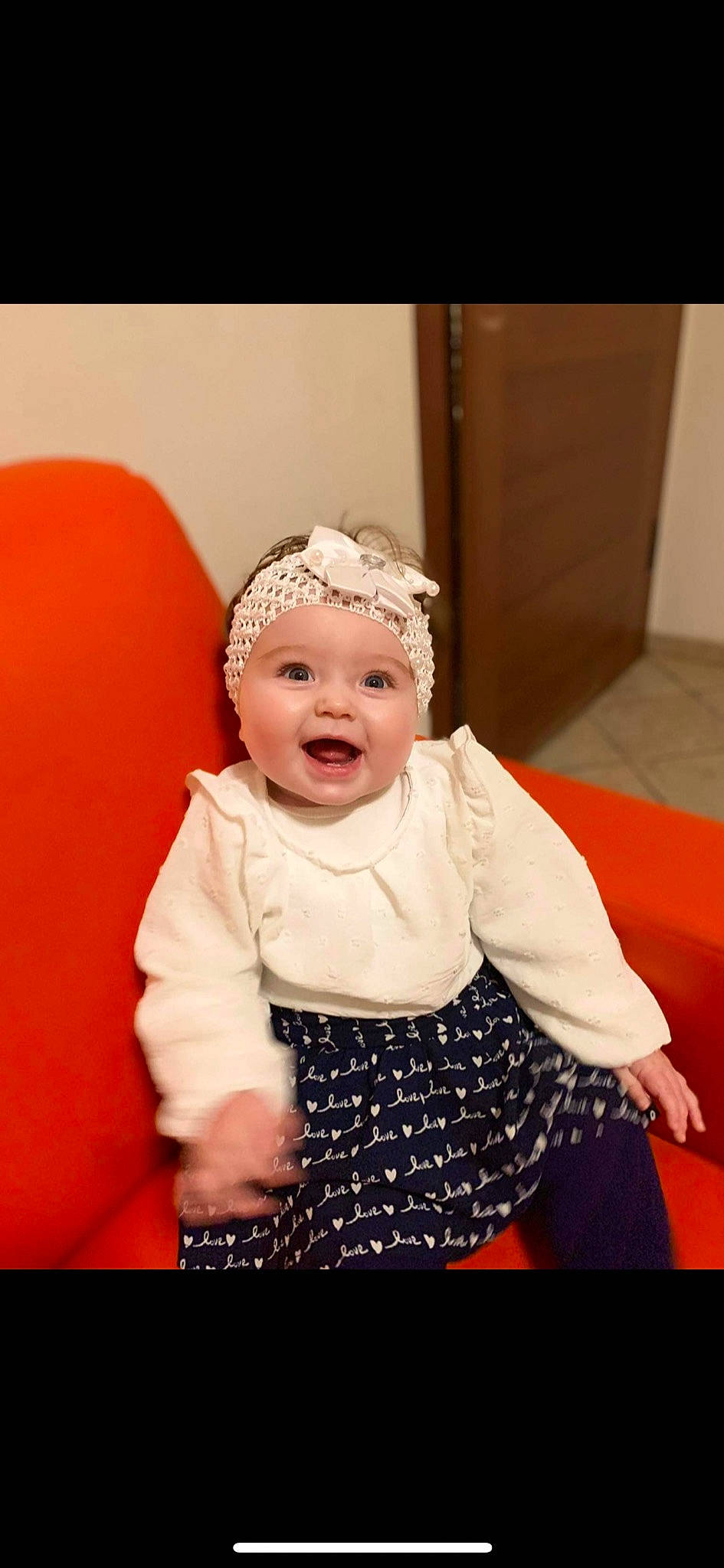 Lola a rejoint le concours — aidez-le/la à gagner de superbes lots ! baby, baby_laughing, baby_toddler_clothing, cap, child, event, flash_photography, fun, happy, headwear, human_body, magenta, outerwear, pattern, person, pink, room, sitting, skin, sleeve