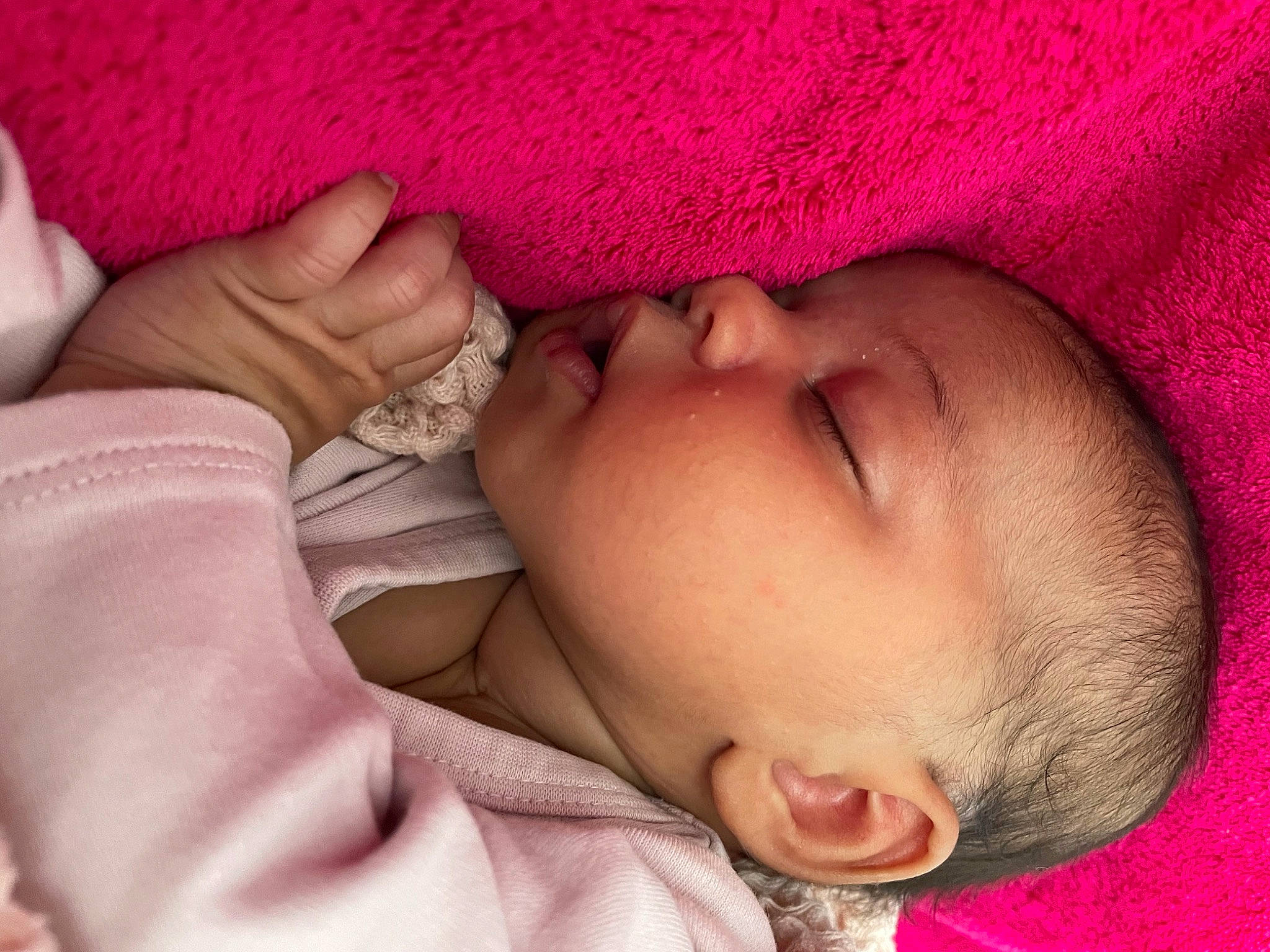 Kaëlyss a rejoint le concours — aidez-le/la à gagner de superbes lots ! baby_sleeping, cheek, chin, comfort, ear, eye, eyebrow, eyelash, face, forehead, hair, hand, head, human_body, iris, lip, mouth, nose, person, skin