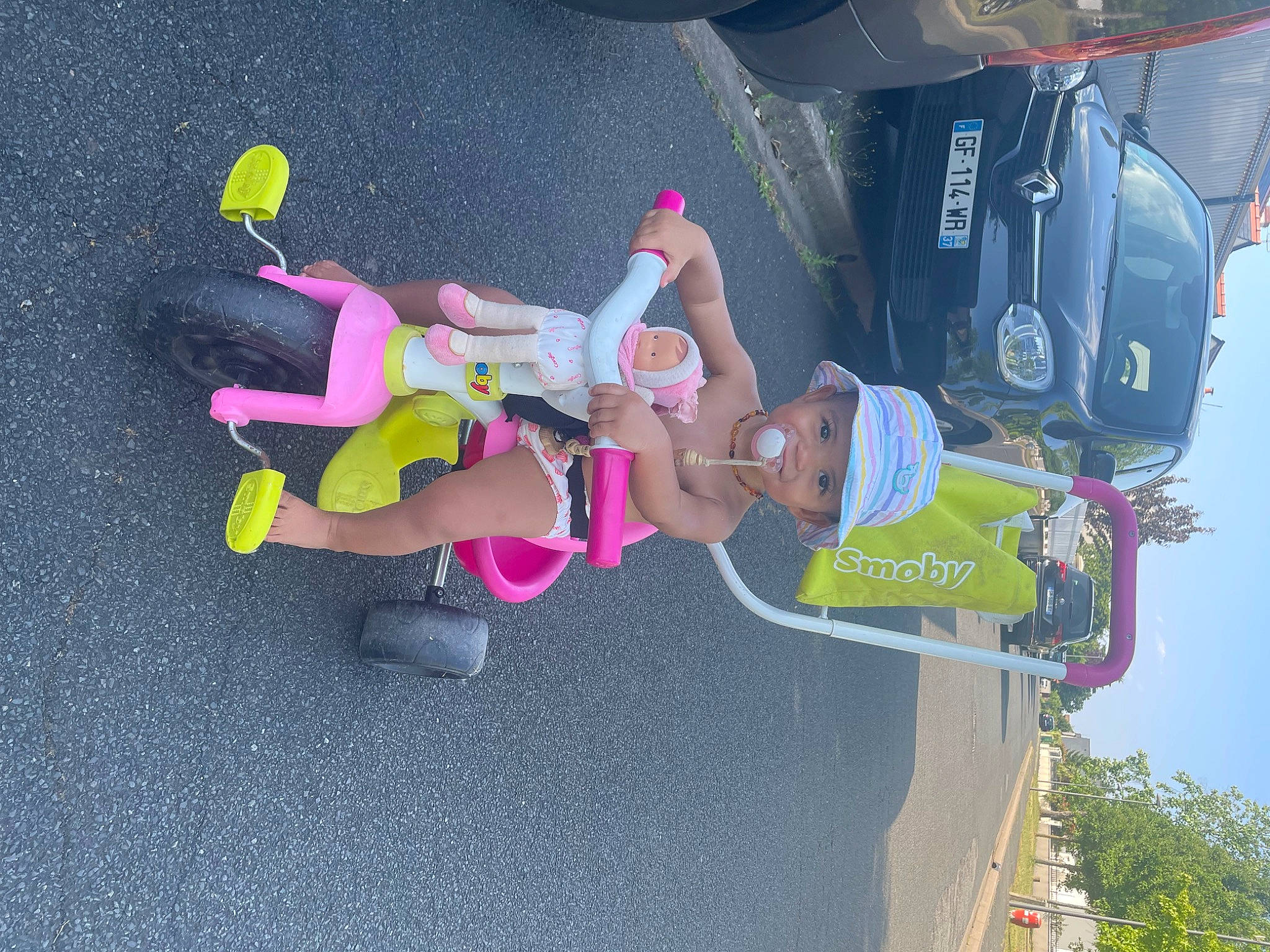 Kaëlyss participe au concours pour gagner de l'argent avec cette photo : asphalt, automotive_exterior, bumper, family_car, fun, headwear, leisure, motor_vehicle, person, recreation, shorts, sky, smile, t_shirt, thigh, tire, tree, vehicle, vehicle_door, wheel