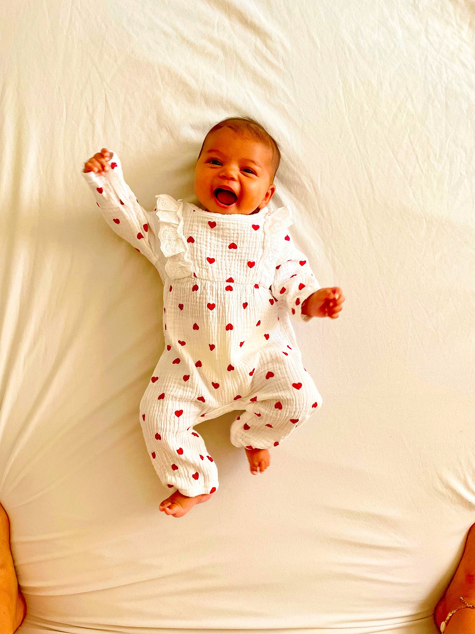 Kaëlyss participe au concours pour gagner de l'argent avec cette photo : baby, baby_toddler_clothing, carmine, child, comfort, happy, linens, nightwear, orange, pattern, peach, person, room, sleeve, smile, t_shirt, textile, toddler