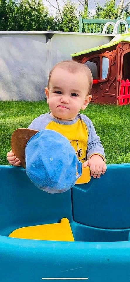 Henry participe au concours pour gagner de l'argent avec cette photo : blue, body_of_water, daytime, eye, face, finger, fun, grass, green, hairstyle, head, human, natural_environment, nature, people, person, product, recreation, sitting, vertebrate