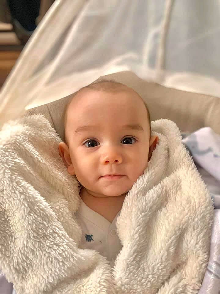 Henry participe au concours pour gagner de l'argent avec cette photo : baby, baby_toddler_clothing, cheek, child, comfort, eyebrow, fur, hood, iris, linens, no_expression, person, photography, portrait_photography, skin, textile, toddler, towel, wool, woolen
